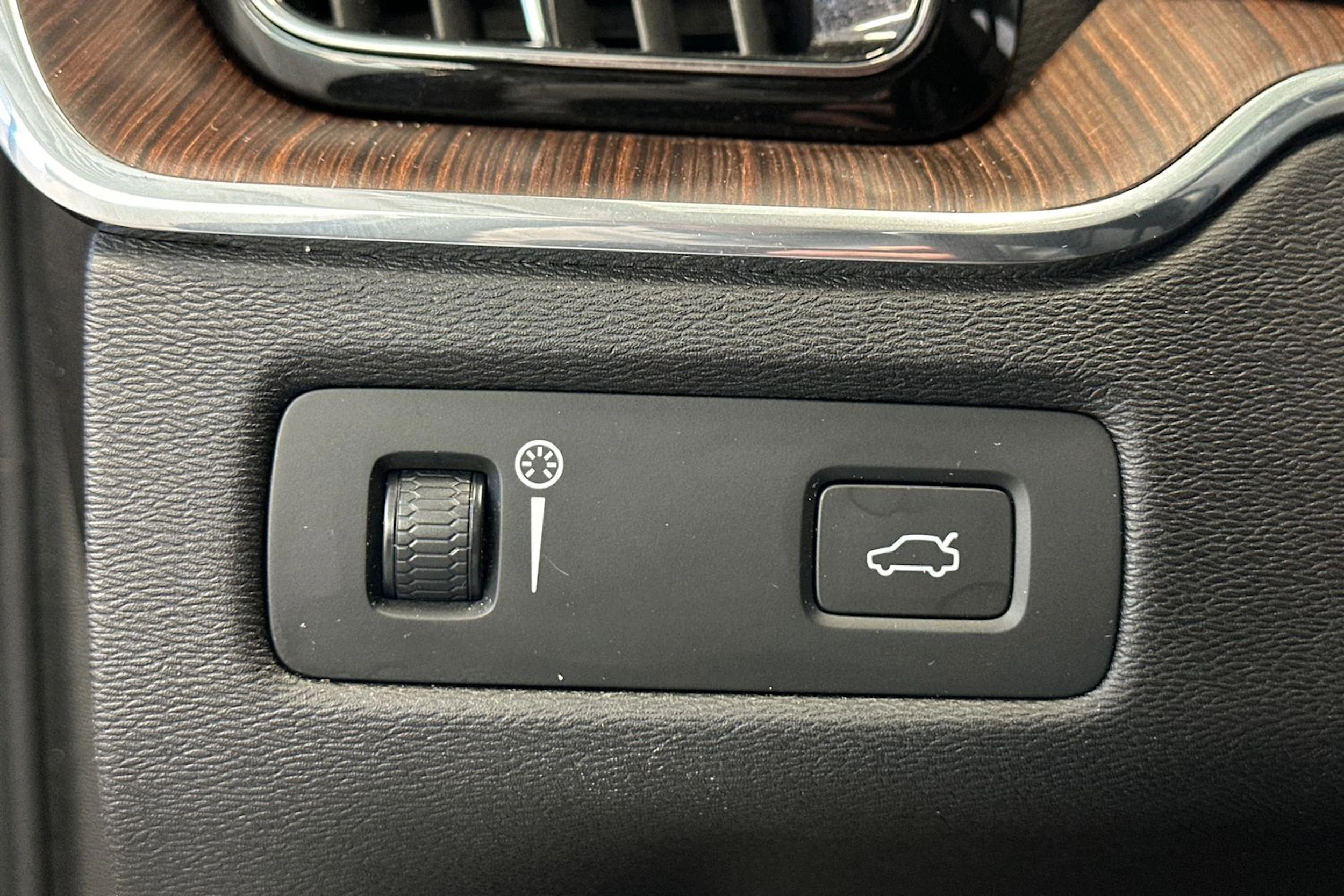 musta Volvo XC60 2020 kuva 18.