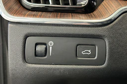 musta Volvo XC60 2020 kuva 18.