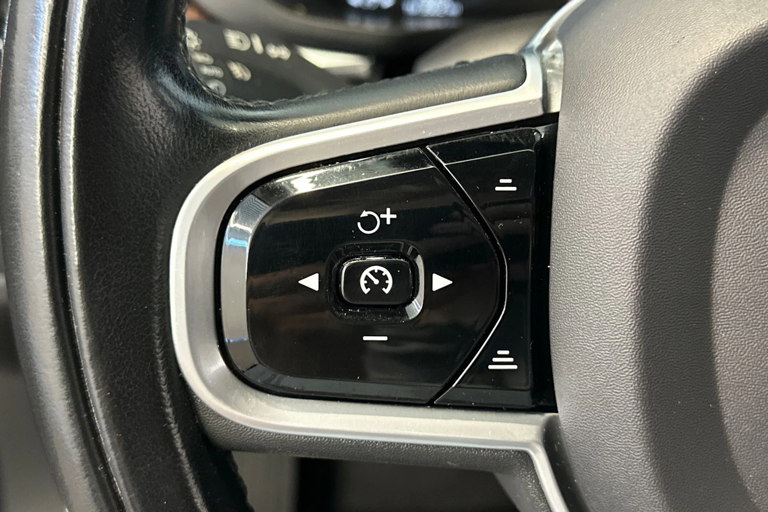 musta Volvo XC60 2020 kuva 19.