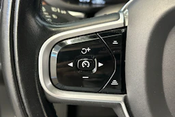 musta Volvo XC60 2020 kuva 19.