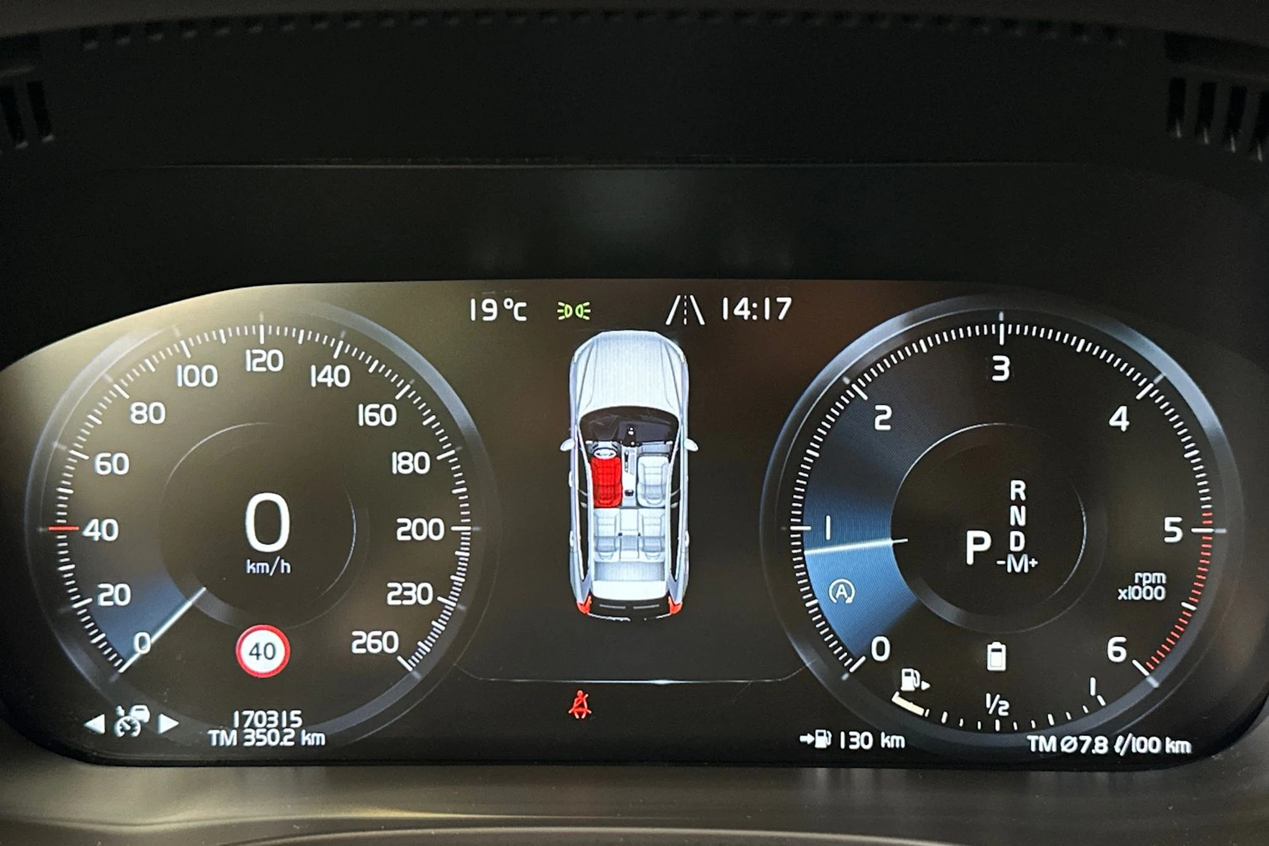 musta Volvo XC60 2020 kuva 21.