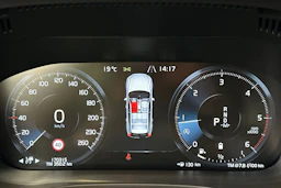 musta Volvo XC60 2020 kuva 21.