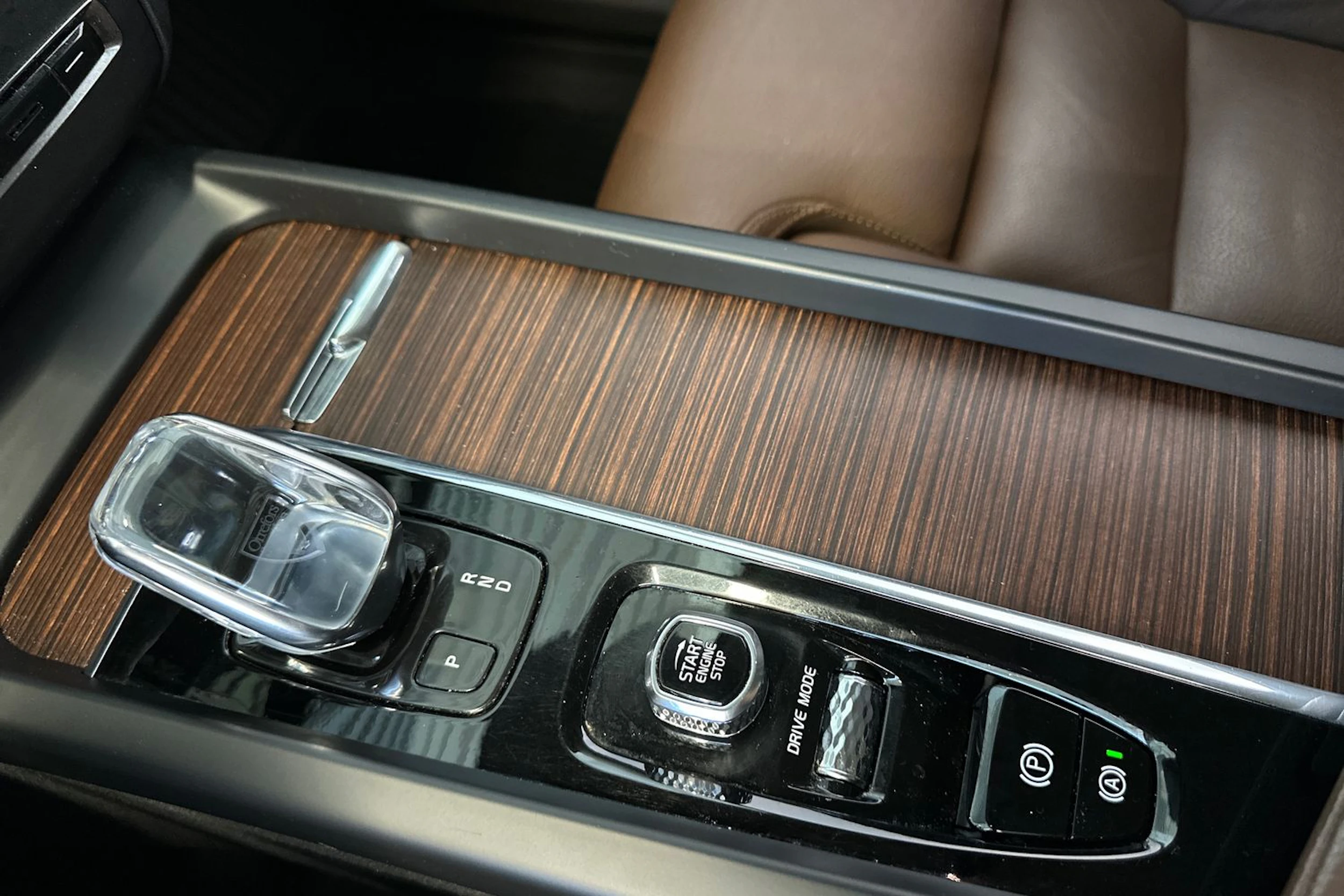 musta Volvo XC60 2020 kuva 23.