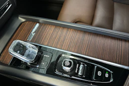 musta Volvo XC60 2020 kuva 23.