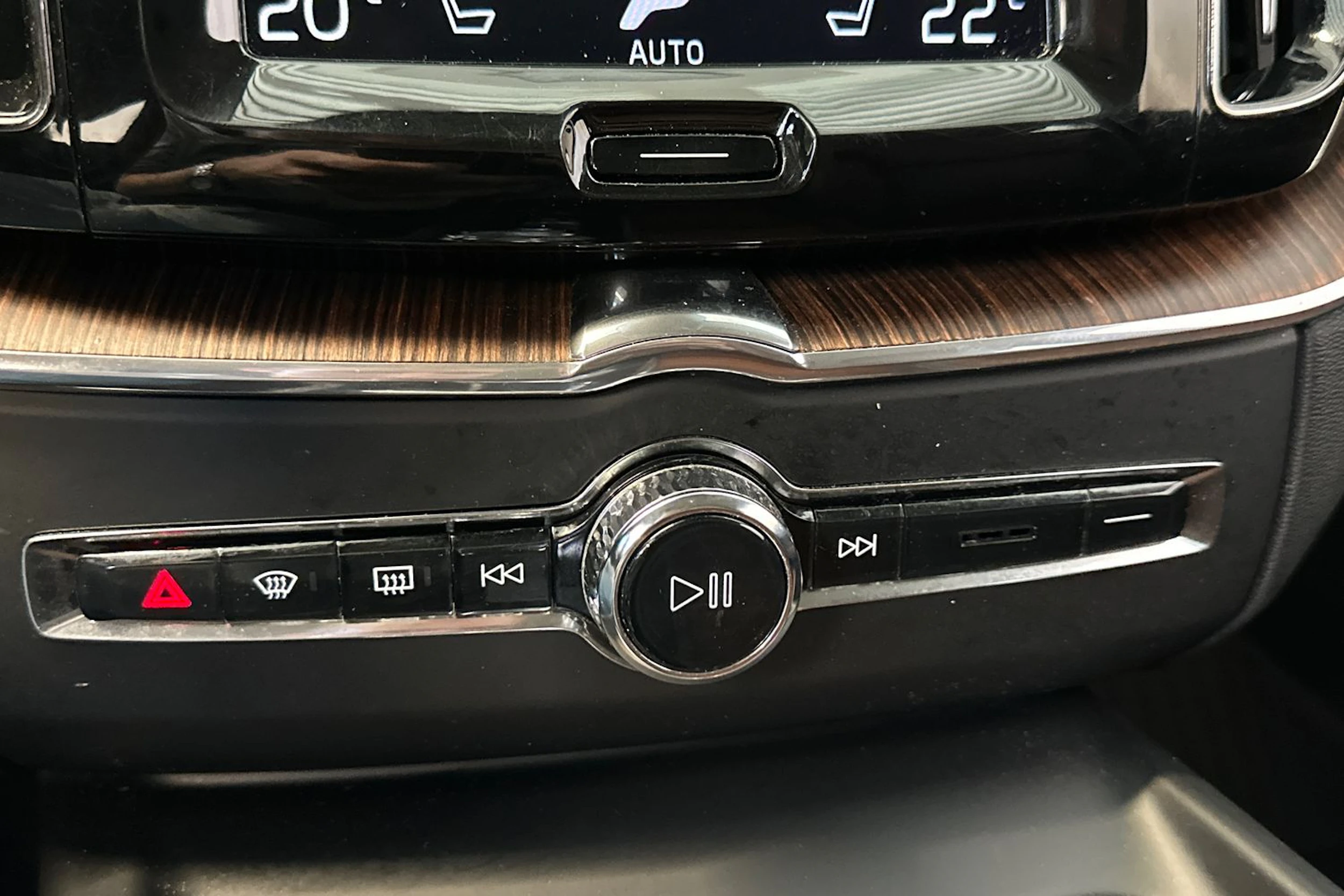 musta Volvo XC60 2020 kuva 24.