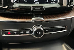musta Volvo XC60 2020 kuva 24.