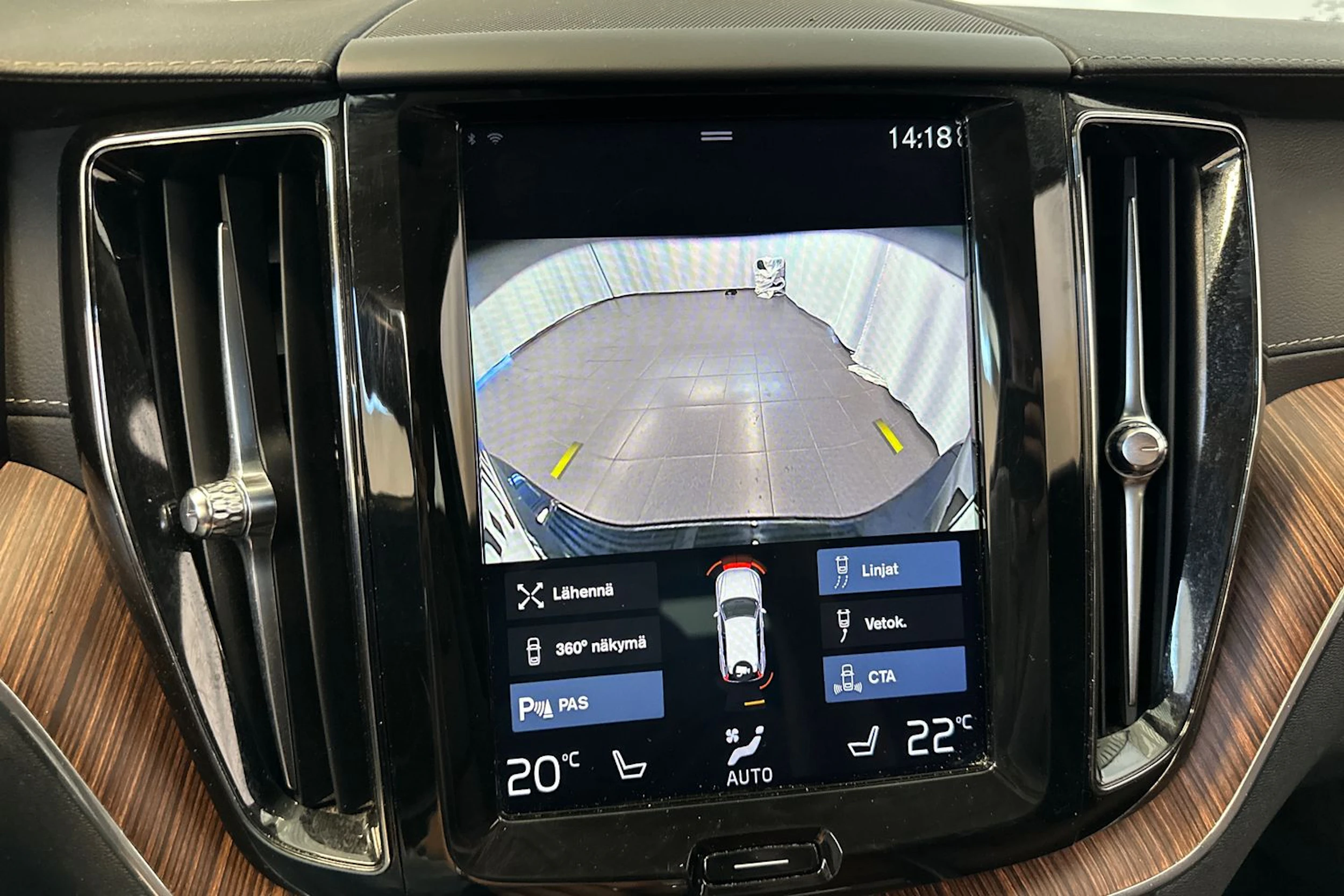 musta Volvo XC60 2020 kuva 25.