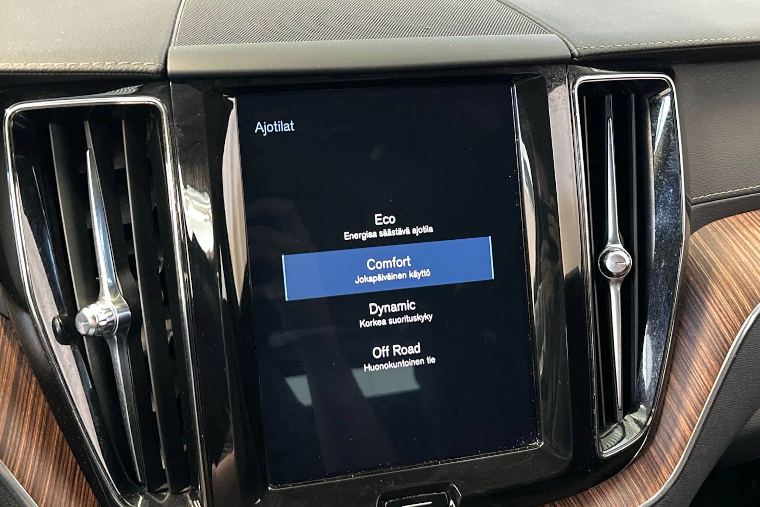 musta Volvo XC60 2020 kuva 28.