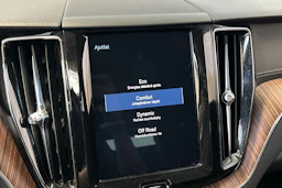 musta Volvo XC60 2020 kuva 28.