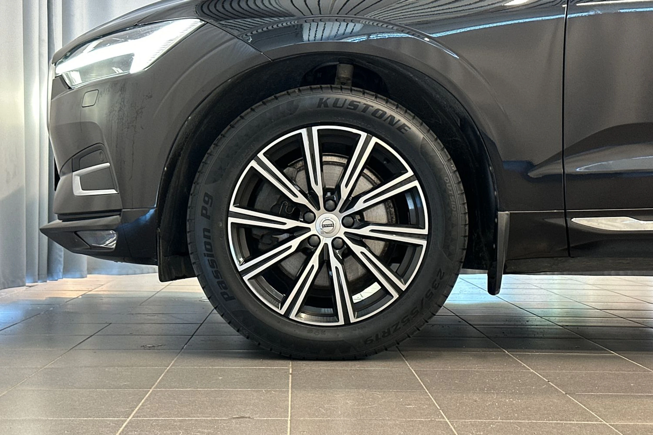 musta Volvo XC60 2020 kuva 30.