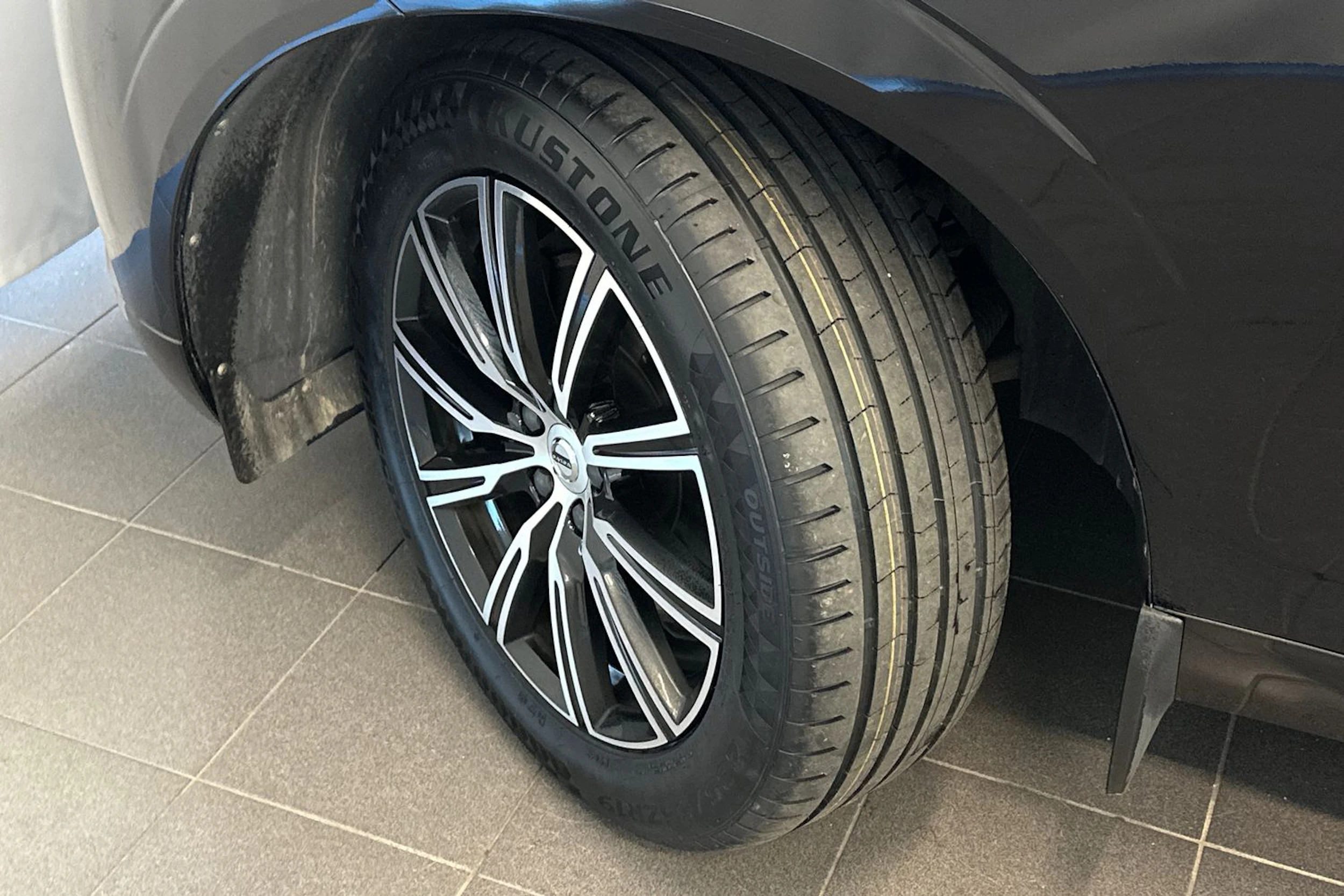musta Volvo XC60 2020 kuva 31.