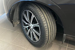 musta Volvo XC60 2020 kuva 31.