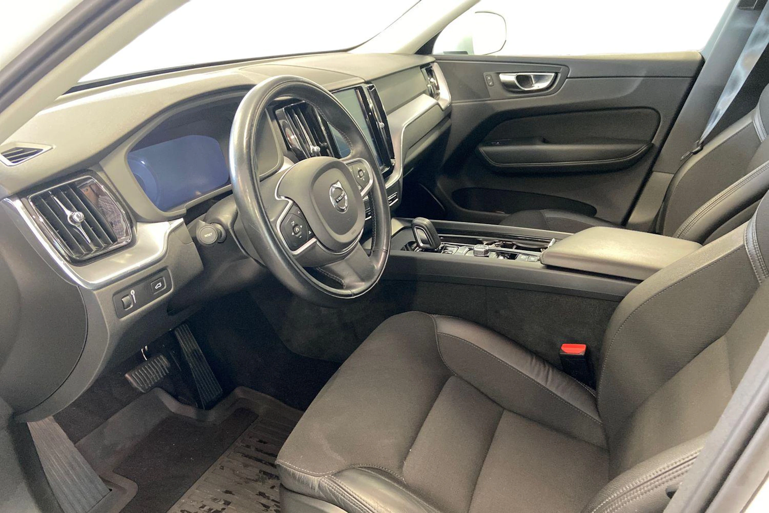 valkoinen Volvo XC60 2020 kuva 6.