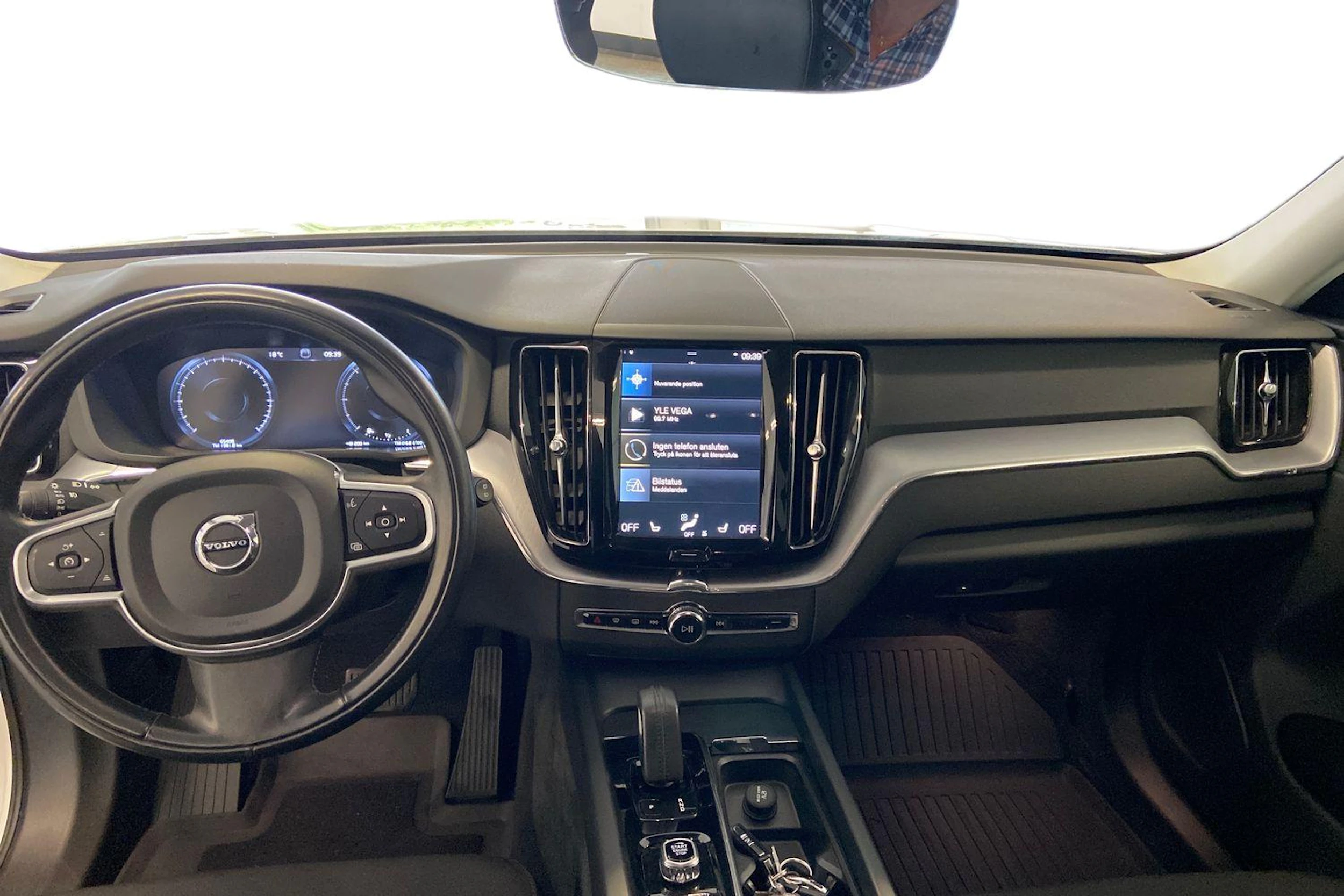 valkoinen Volvo XC60 2020 kuva 7.