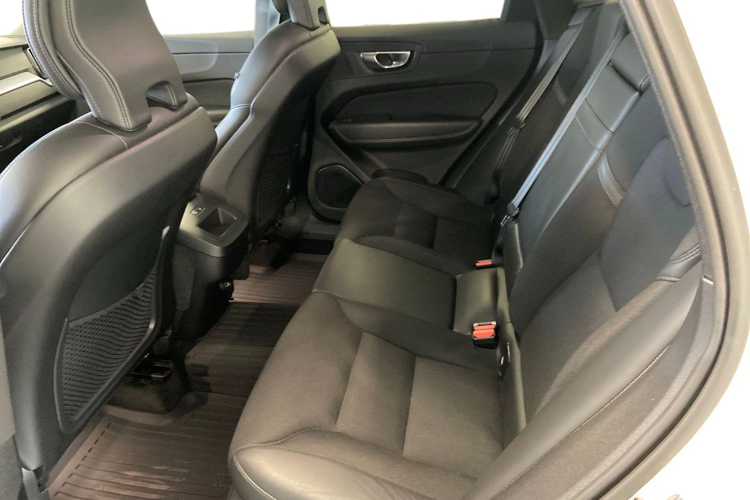 valkoinen Volvo XC60 2020 kuva 8.