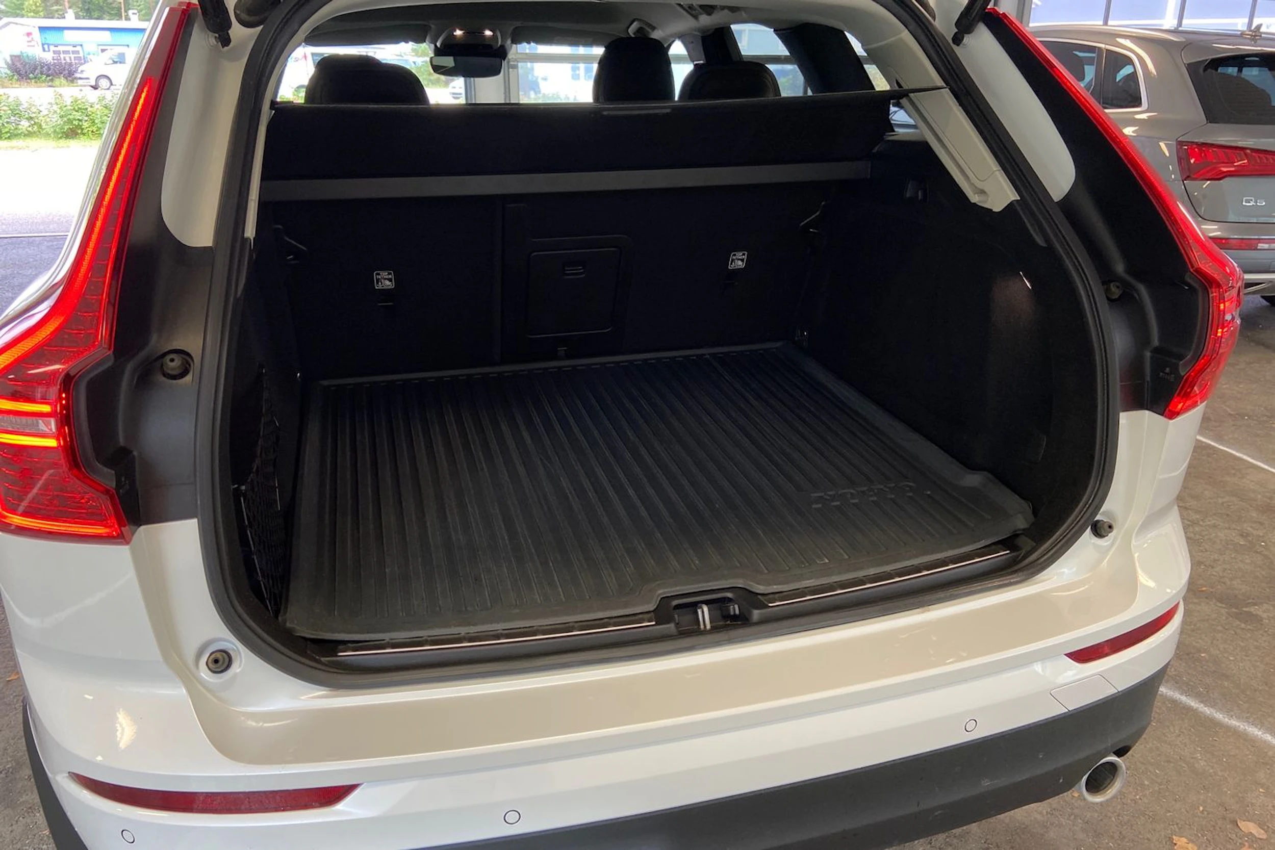 valkoinen Volvo XC60 2020 kuva 14.