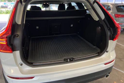 valkoinen Volvo XC60 2020 kuva 14.