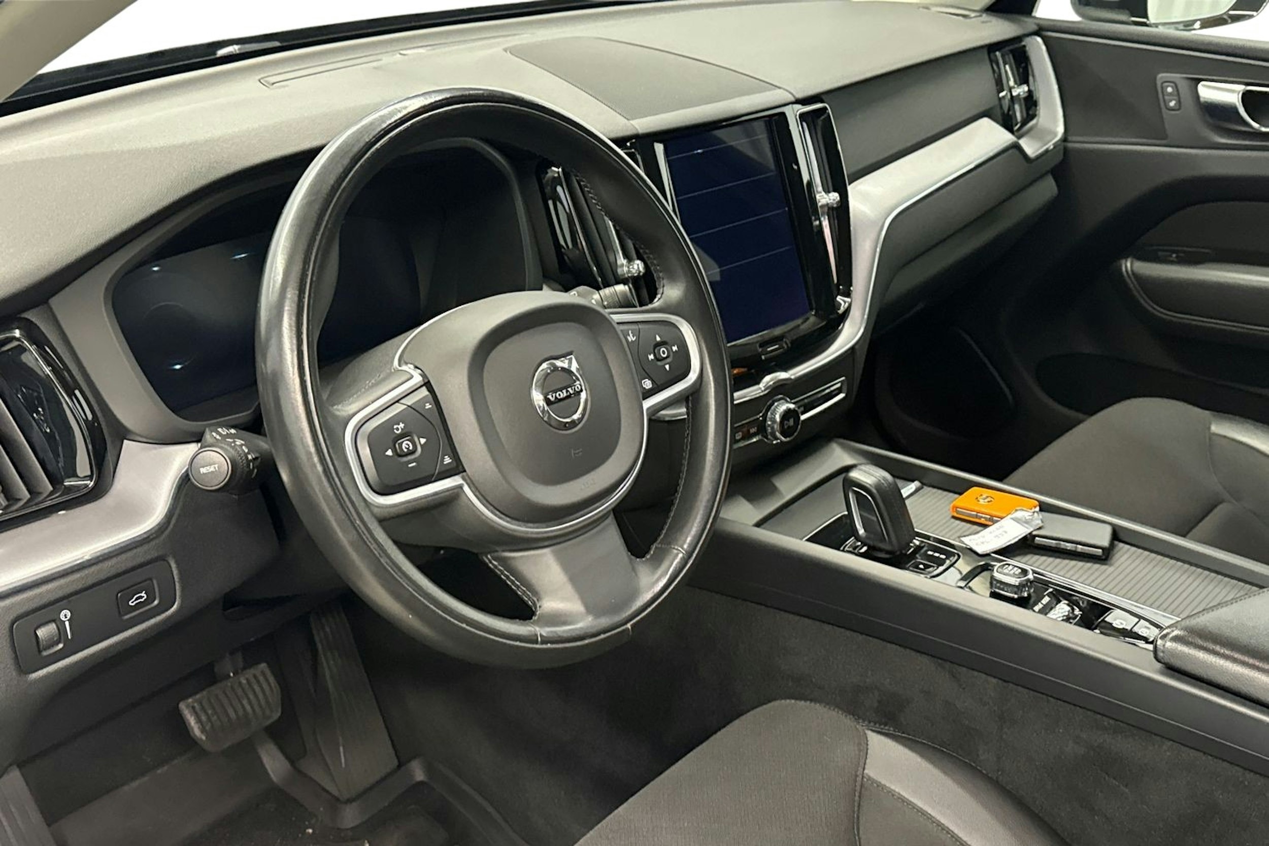 musta Volvo XC60 2021 kuva 7.