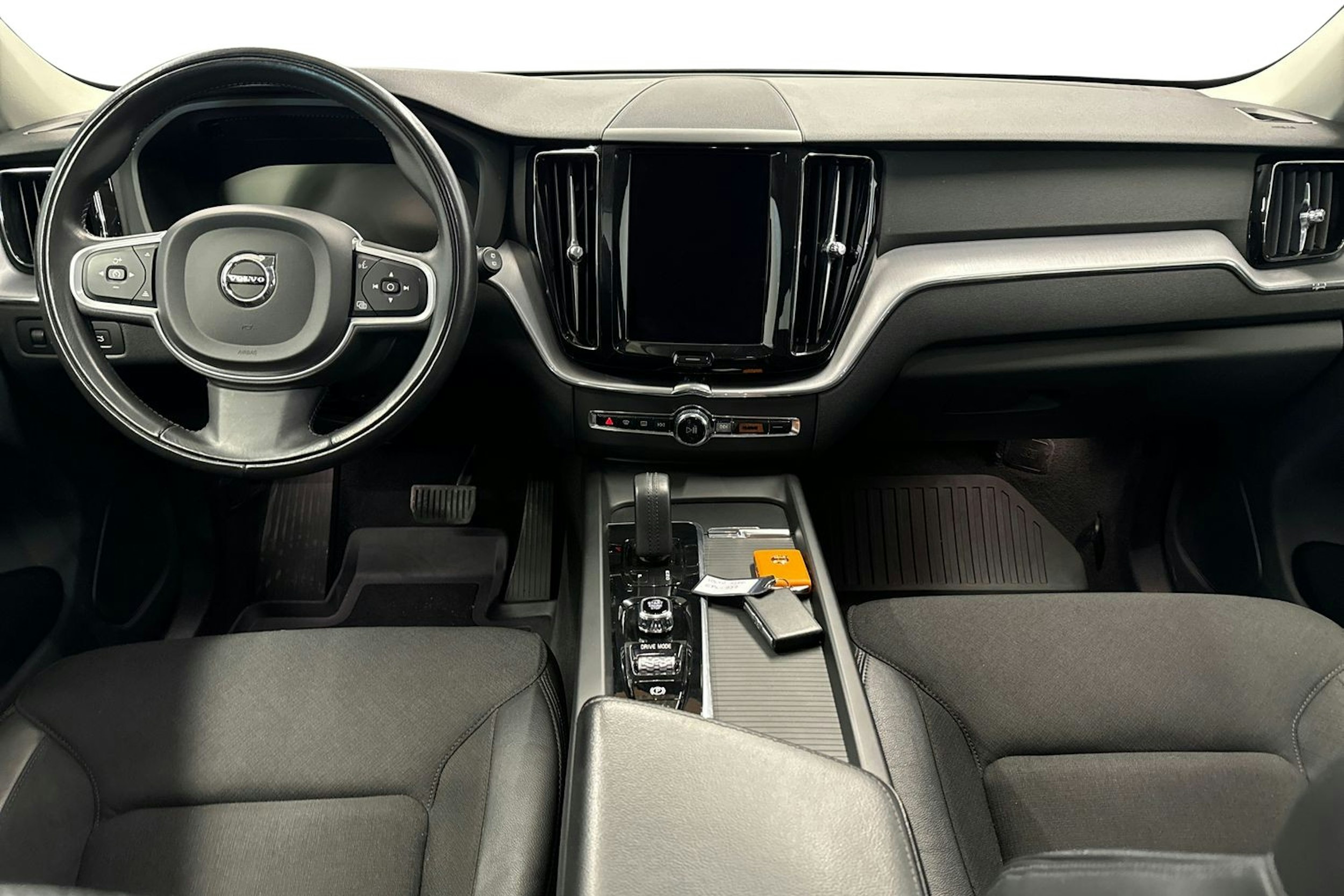 musta Volvo XC60 2021 kuva 9.