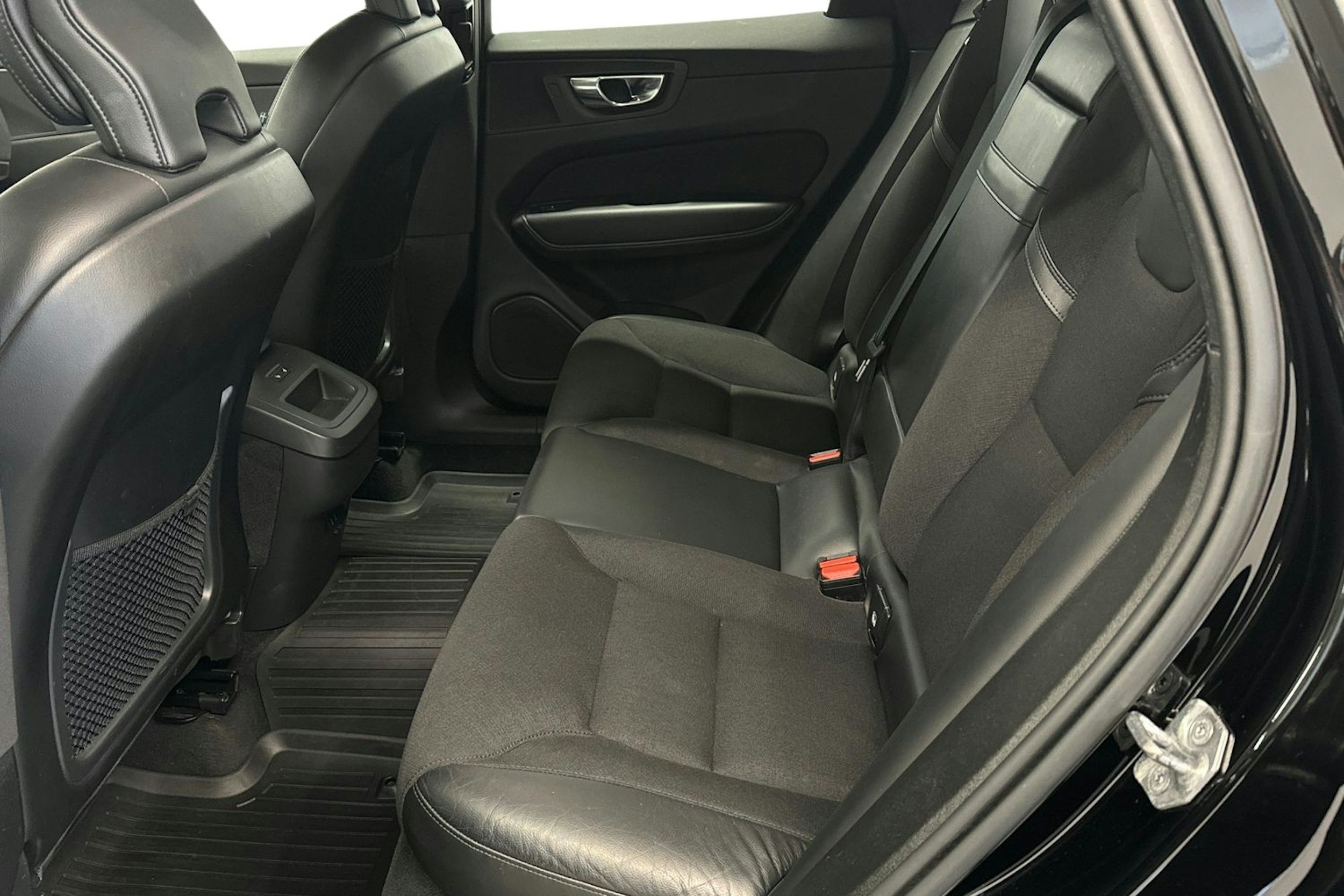 musta Volvo XC60 2021 kuva 10.