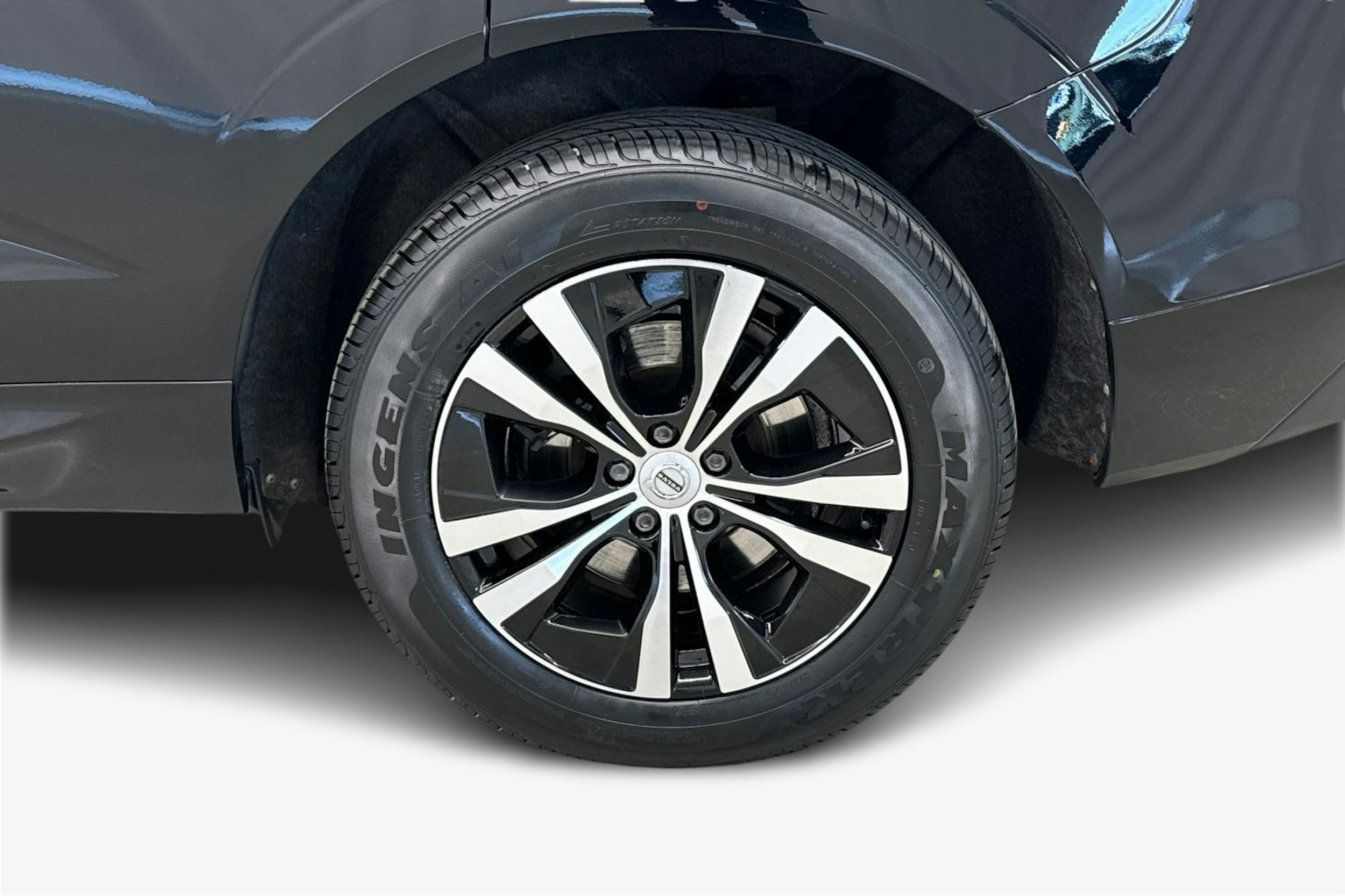 musta Volvo XC60 2021 kuva 11.