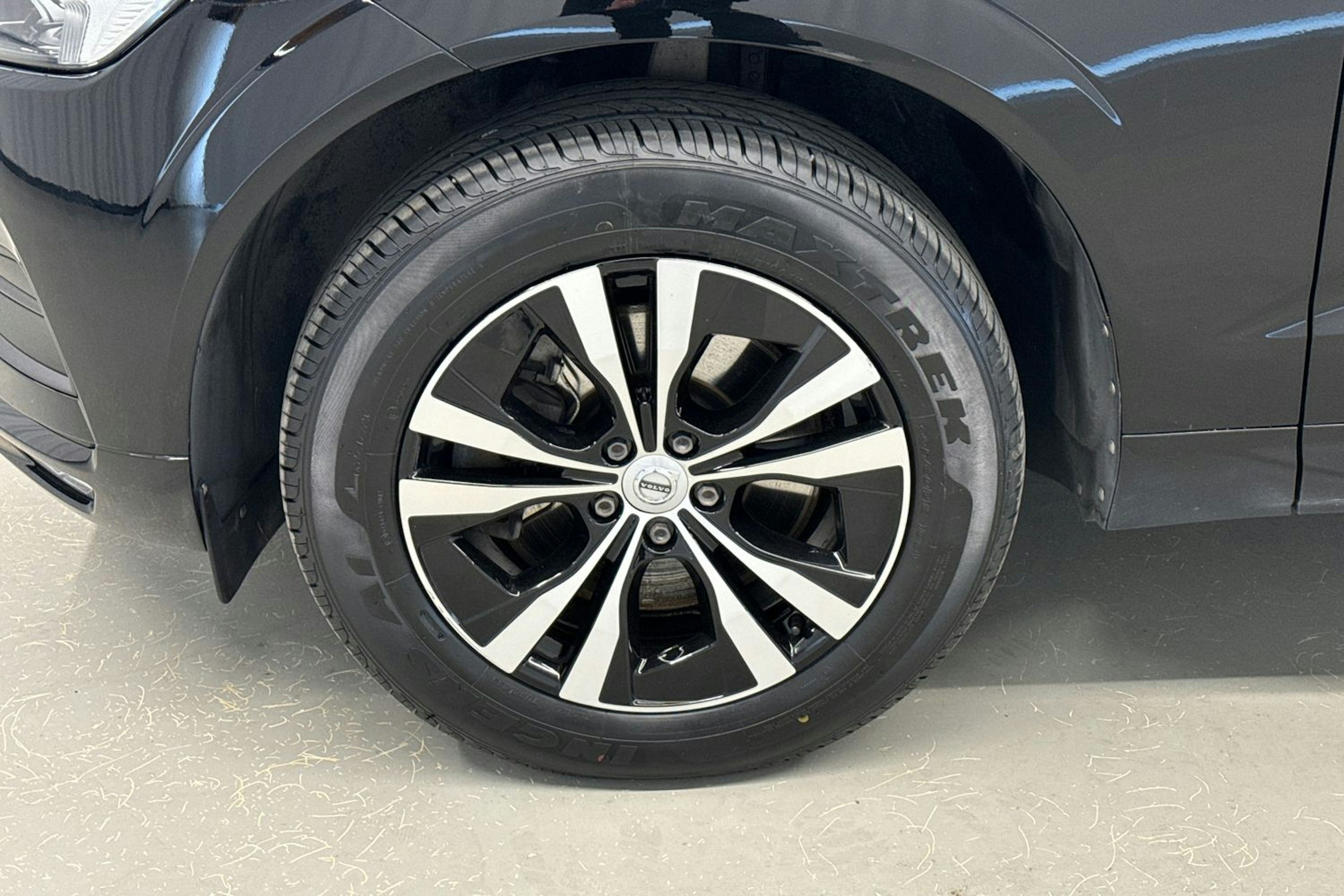 musta Volvo XC60 2021 kuva 13.