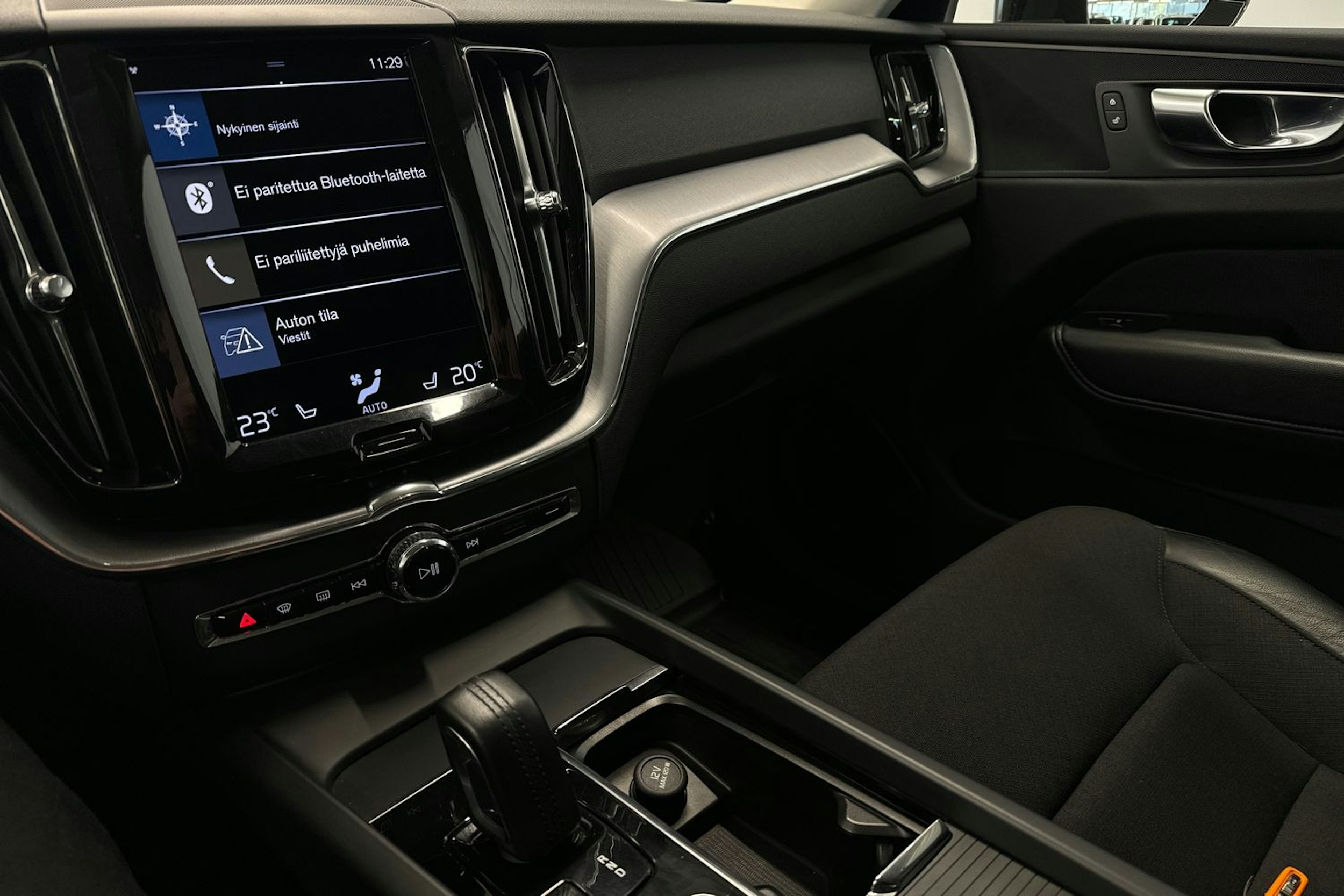 musta Volvo XC60 2021 kuva 16.