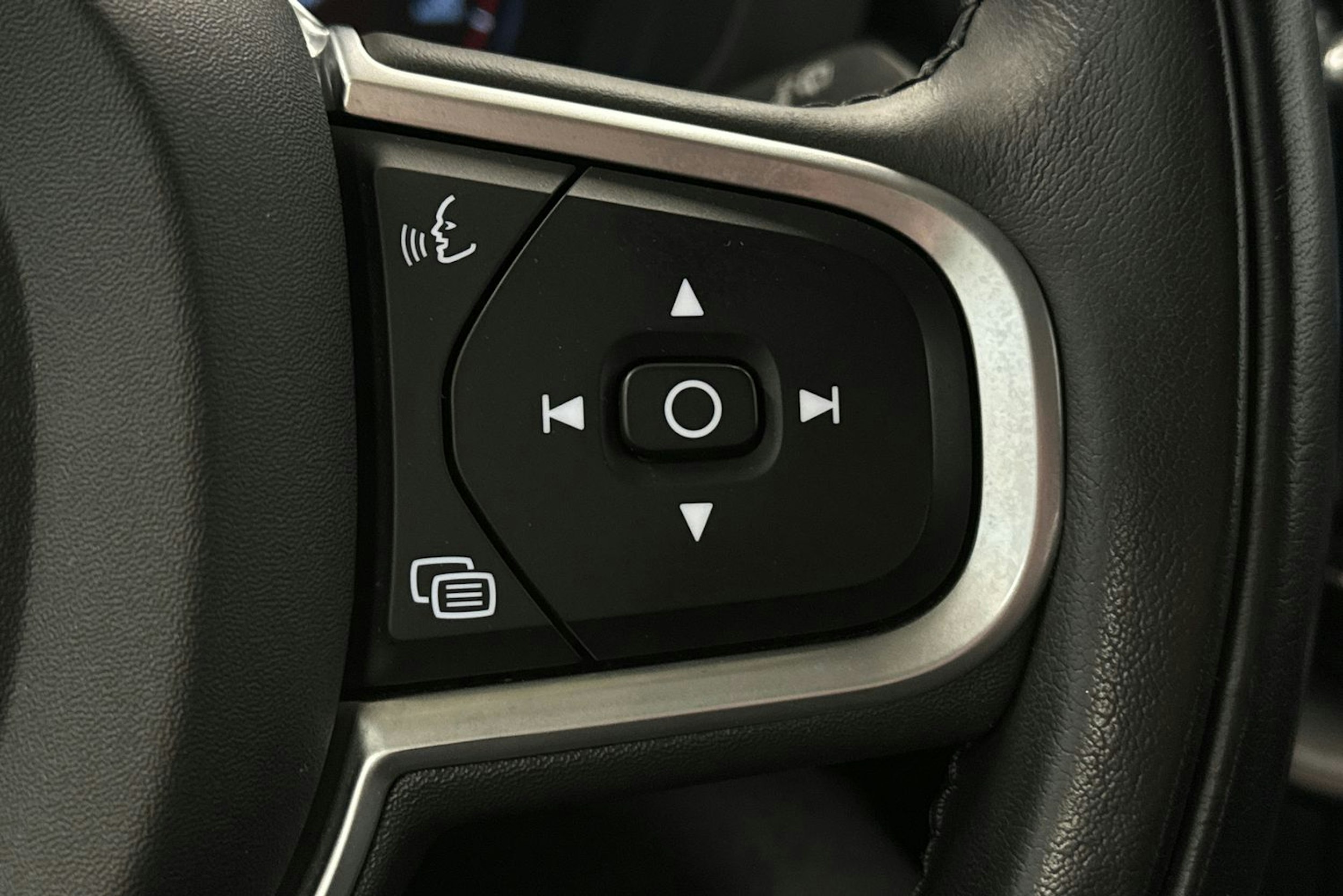 musta Volvo XC60 2021 kuva 18.