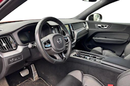 punainen Volvo XC60 2021 kuva 3.