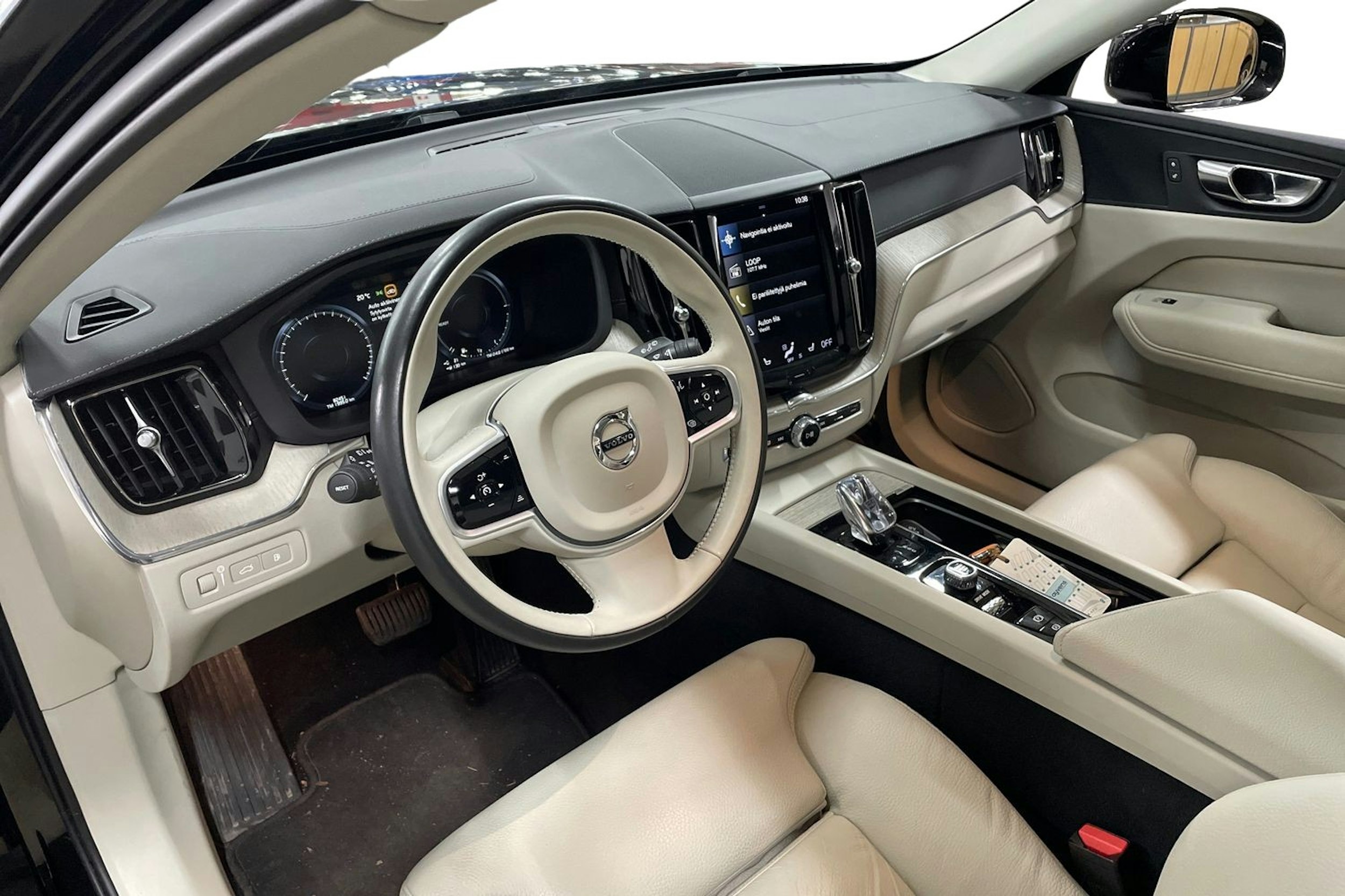 musta Volvo XC60 2021 kuva 7.