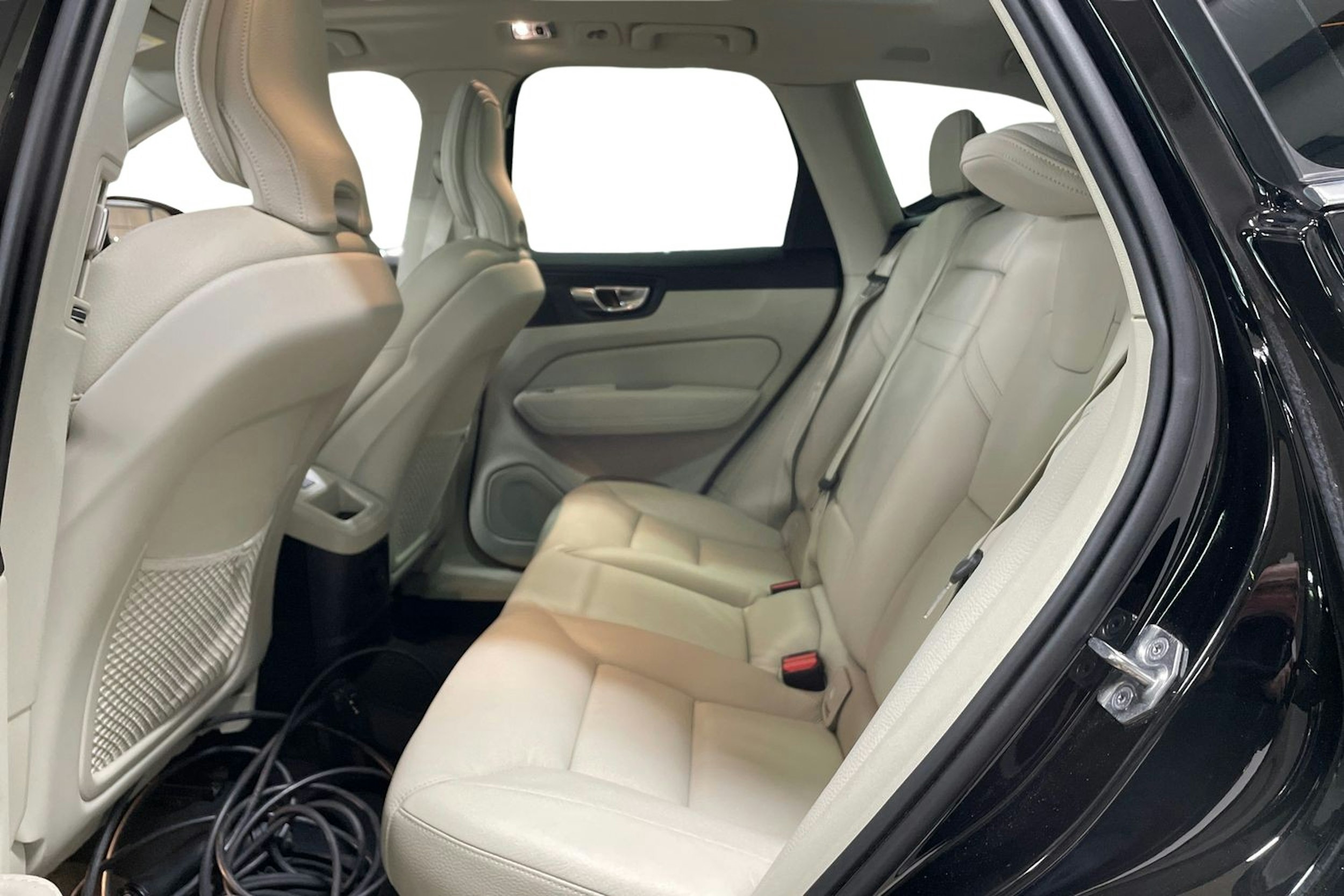 musta Volvo XC60 2021 kuva 10.