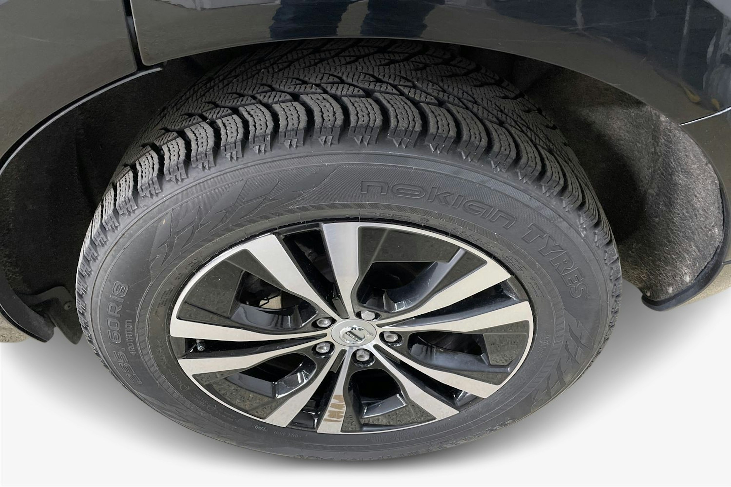 musta Volvo XC60 2021 kuva 11.
