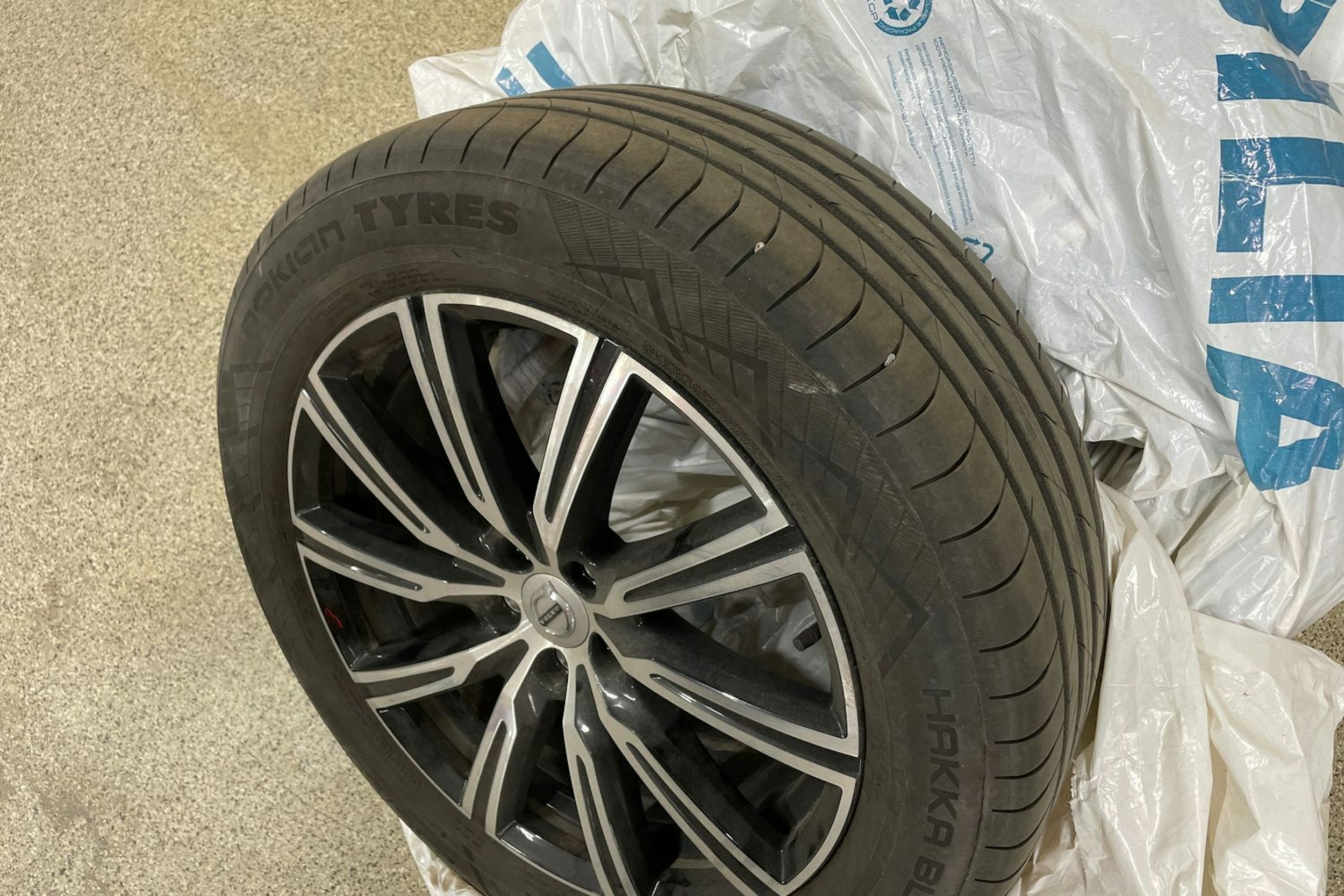 musta Volvo XC60 2021 kuva 13.