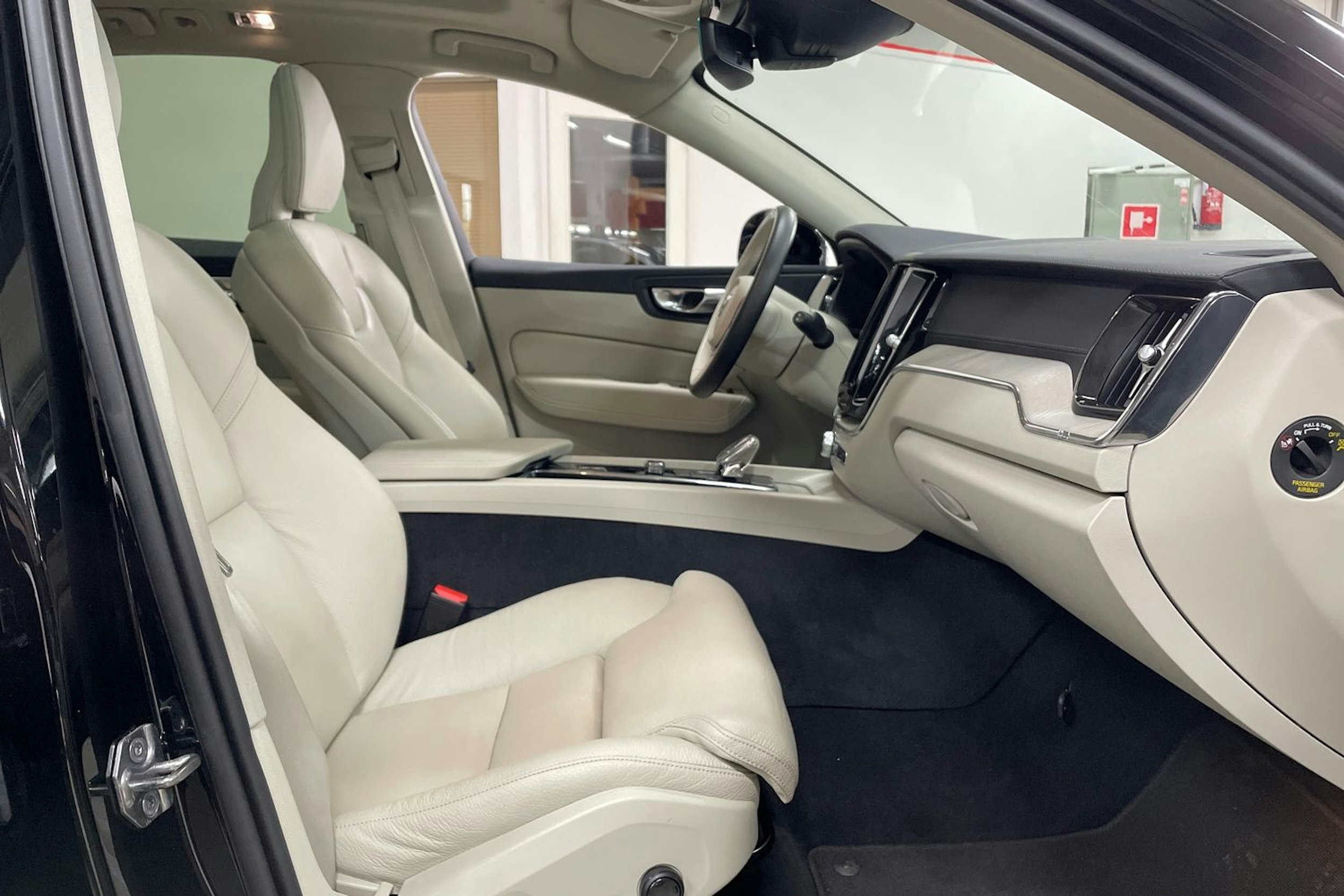 musta Volvo XC60 2021 kuva 14.