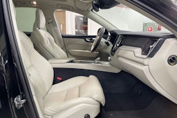 musta Volvo XC60 2021 kuva 14.