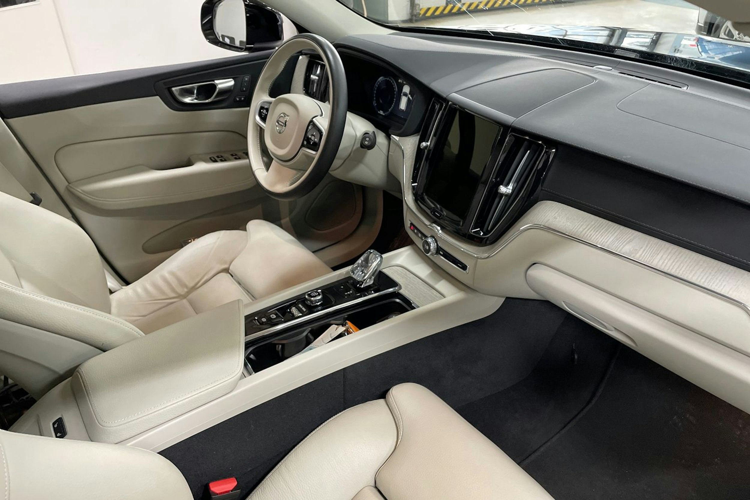 musta Volvo XC60 2021 kuva 15.