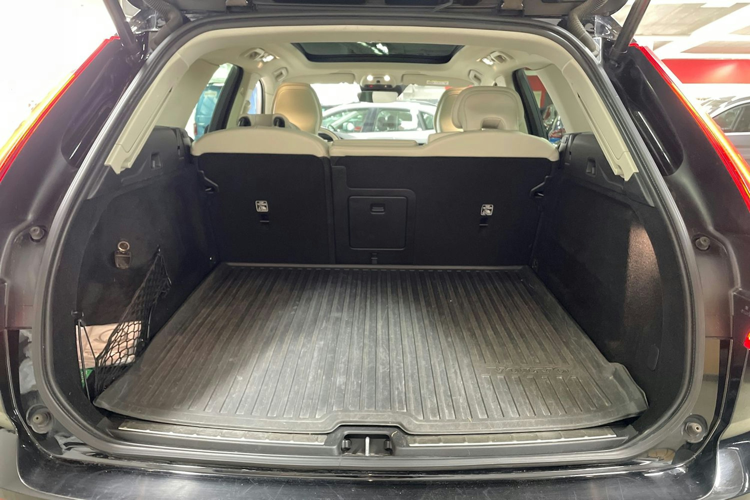 musta Volvo XC60 2021 kuva 16.