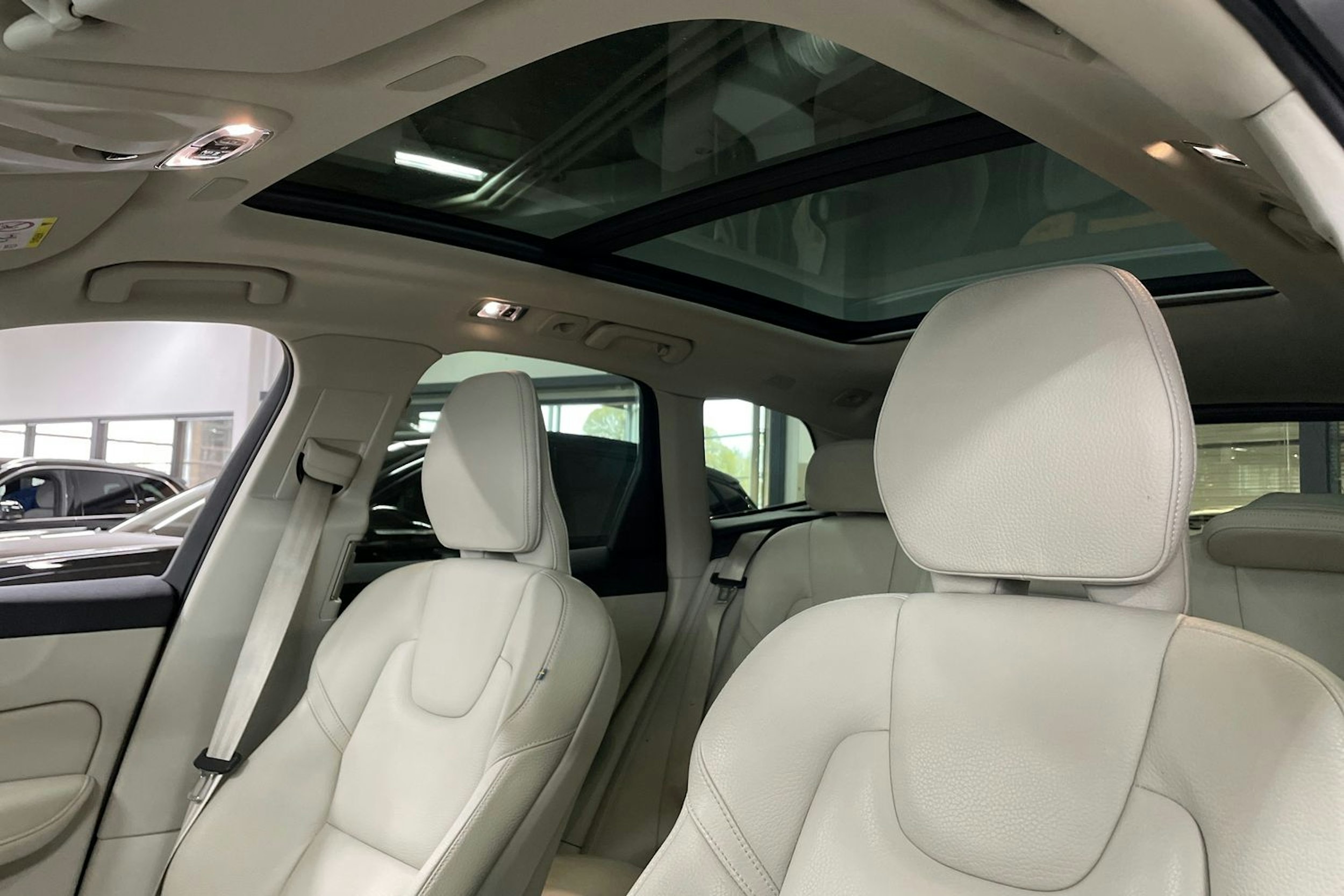 musta Volvo XC60 2021 kuva 26.