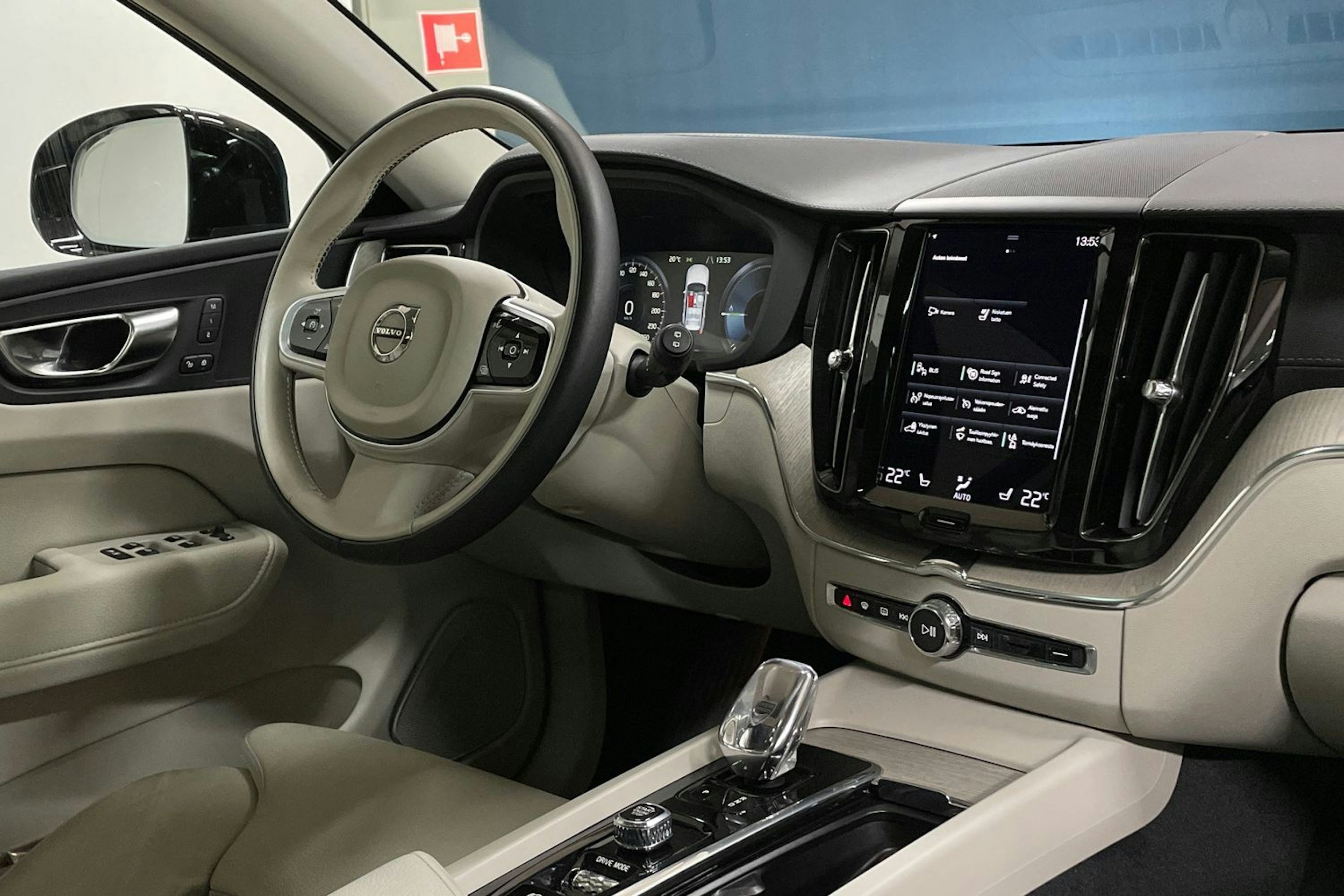musta Volvo XC60 2021 kuva 36.