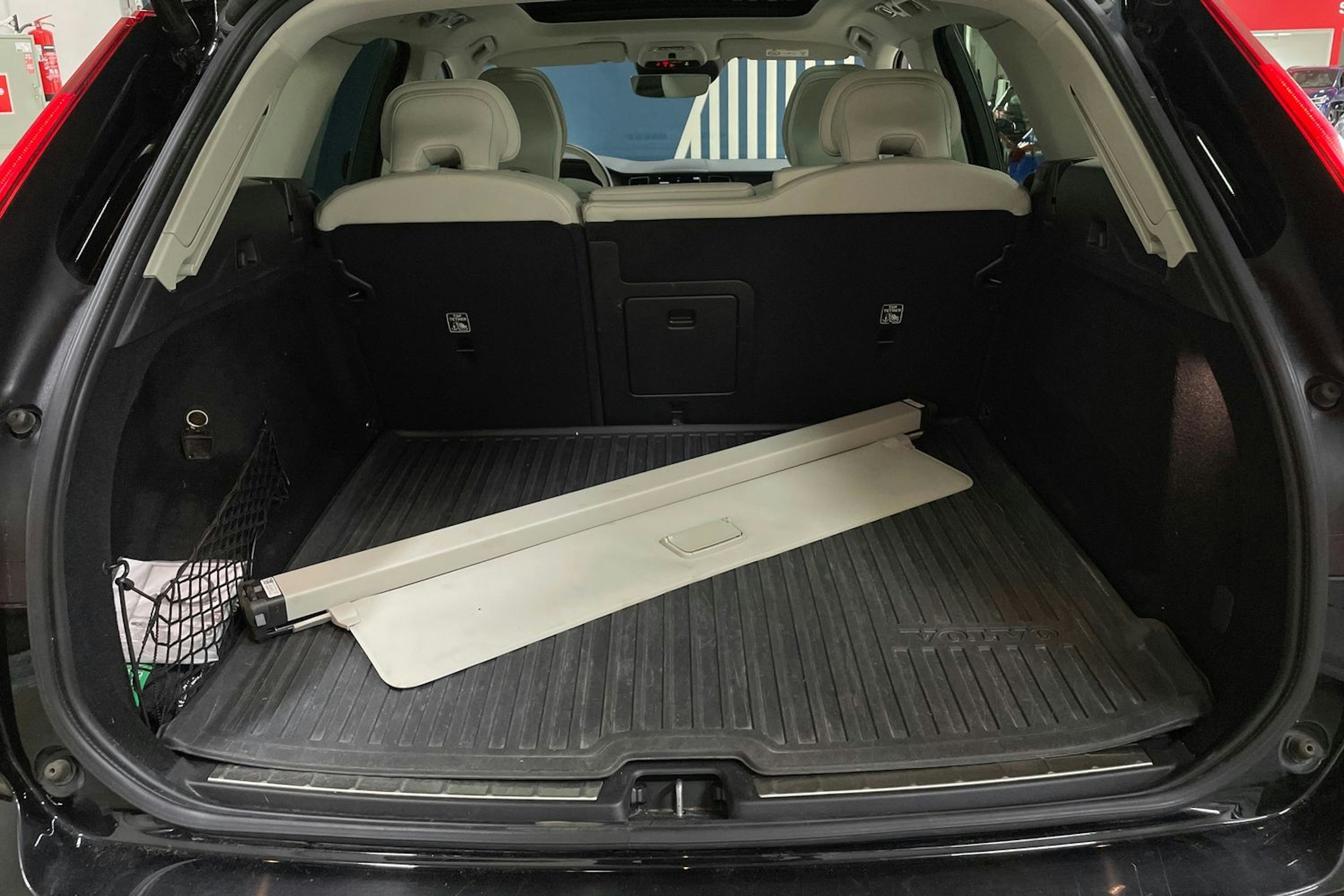 musta Volvo XC60 2021 kuva 38.