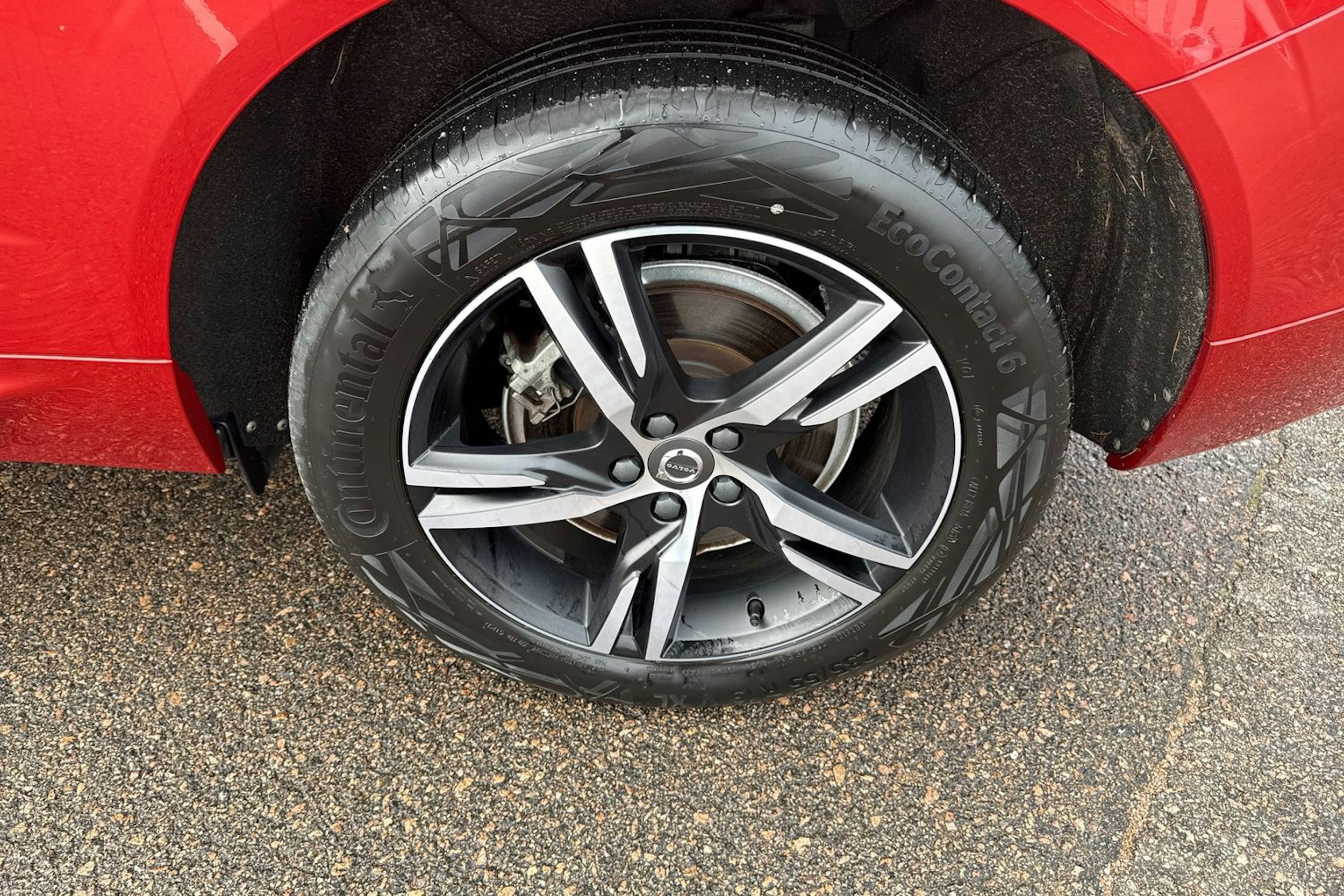 punainen Volvo XC60 2021 kuva 9.
