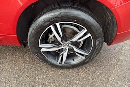 punainen Volvo XC60 2021 kuva 9.