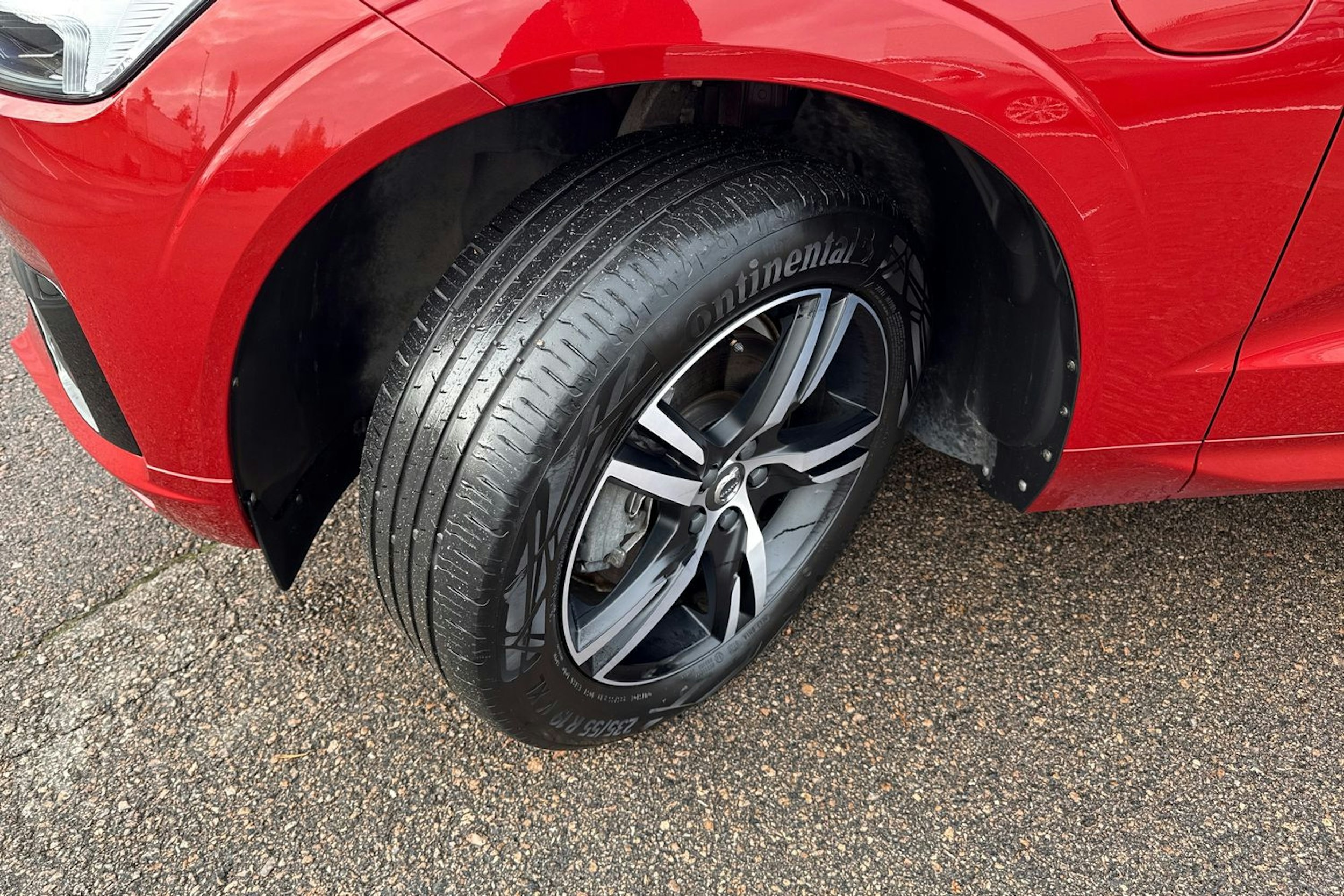 punainen Volvo XC60 2021 kuva 10.