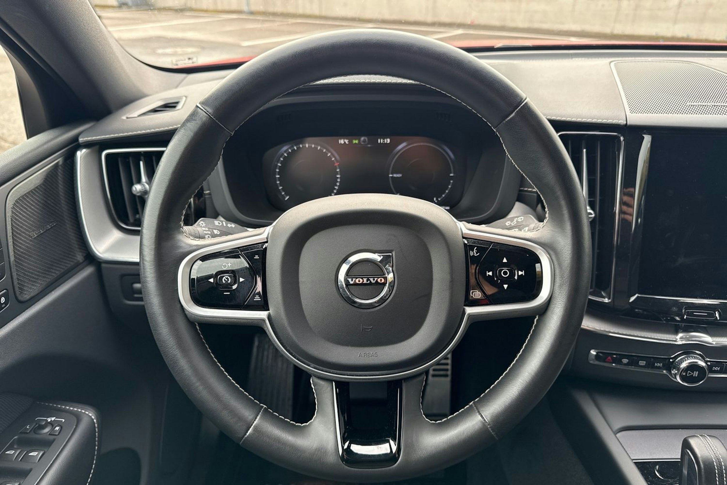 punainen Volvo XC60 2021 kuva 11.