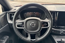 punainen Volvo XC60 2021 kuva 11.