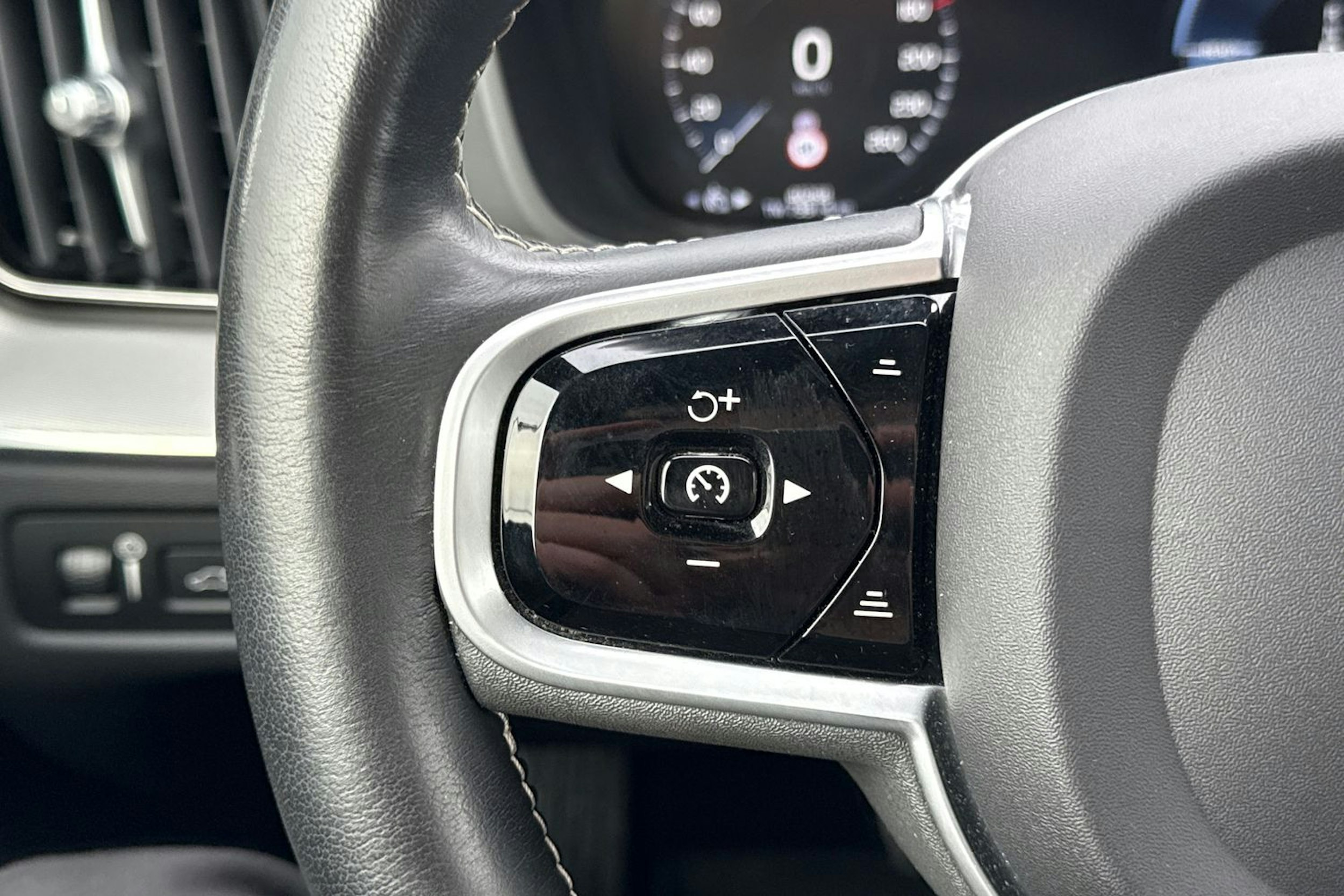 punainen Volvo XC60 2021 kuva 12.