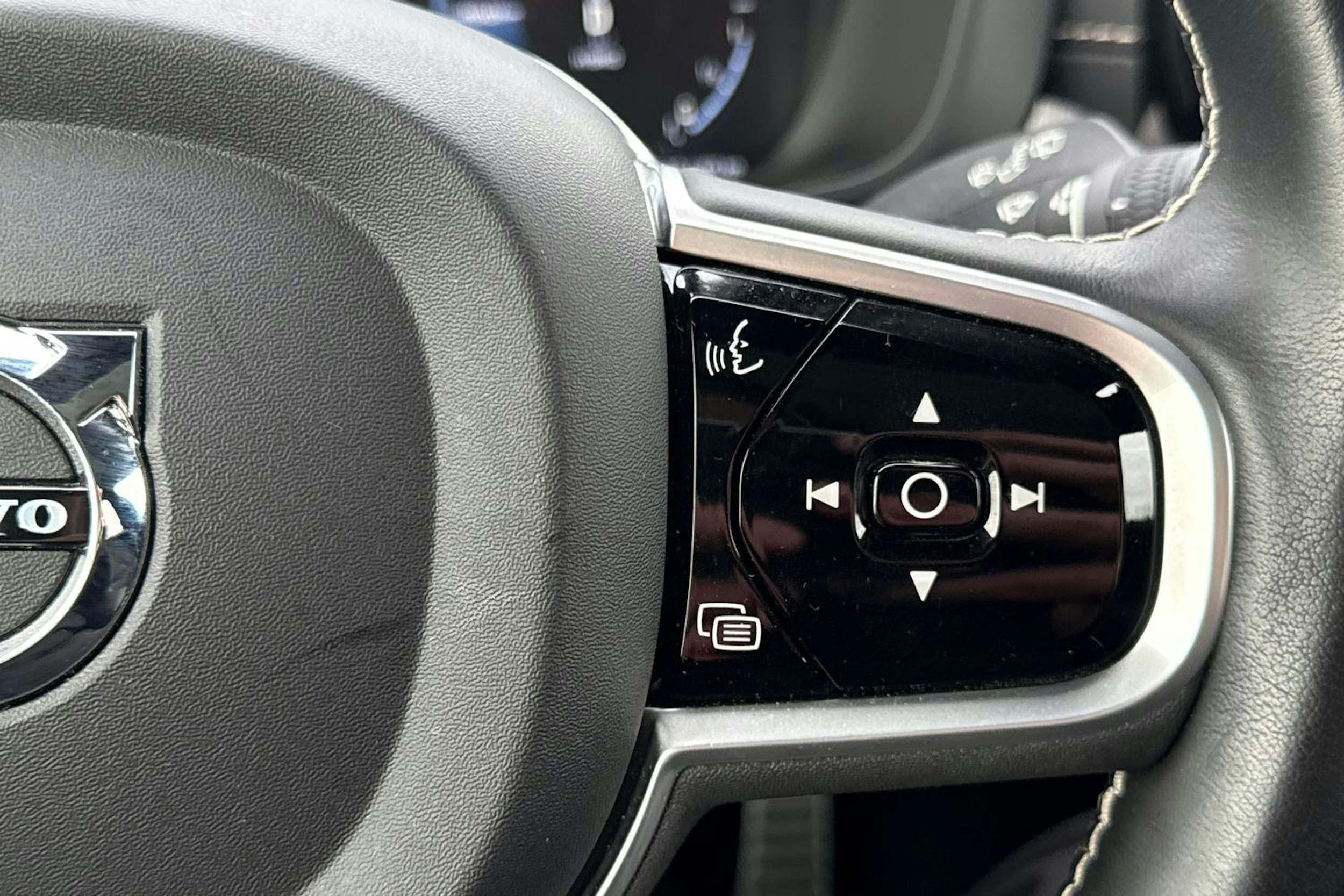 punainen Volvo XC60 2021 kuva 13.