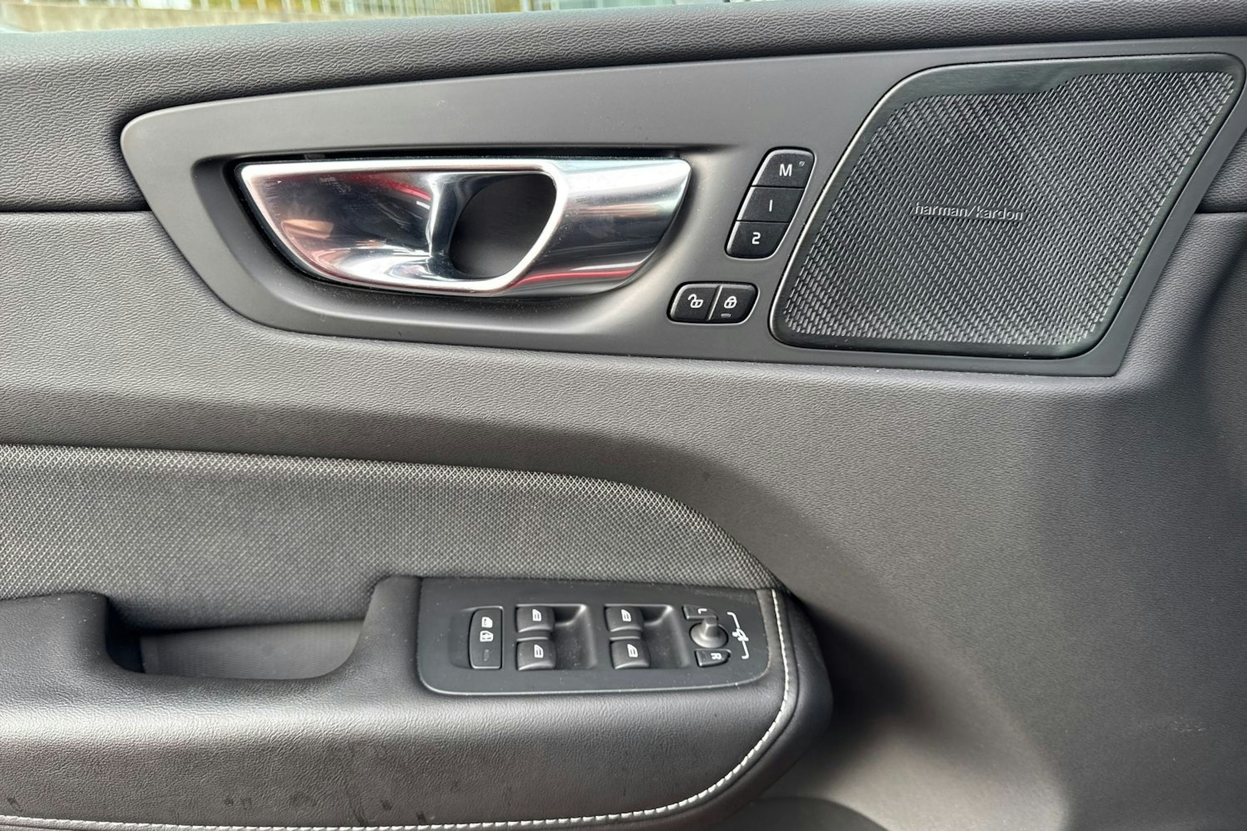 punainen Volvo XC60 2021 kuva 17.