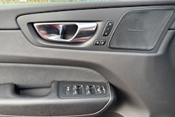 punainen Volvo XC60 2021 kuva 17.