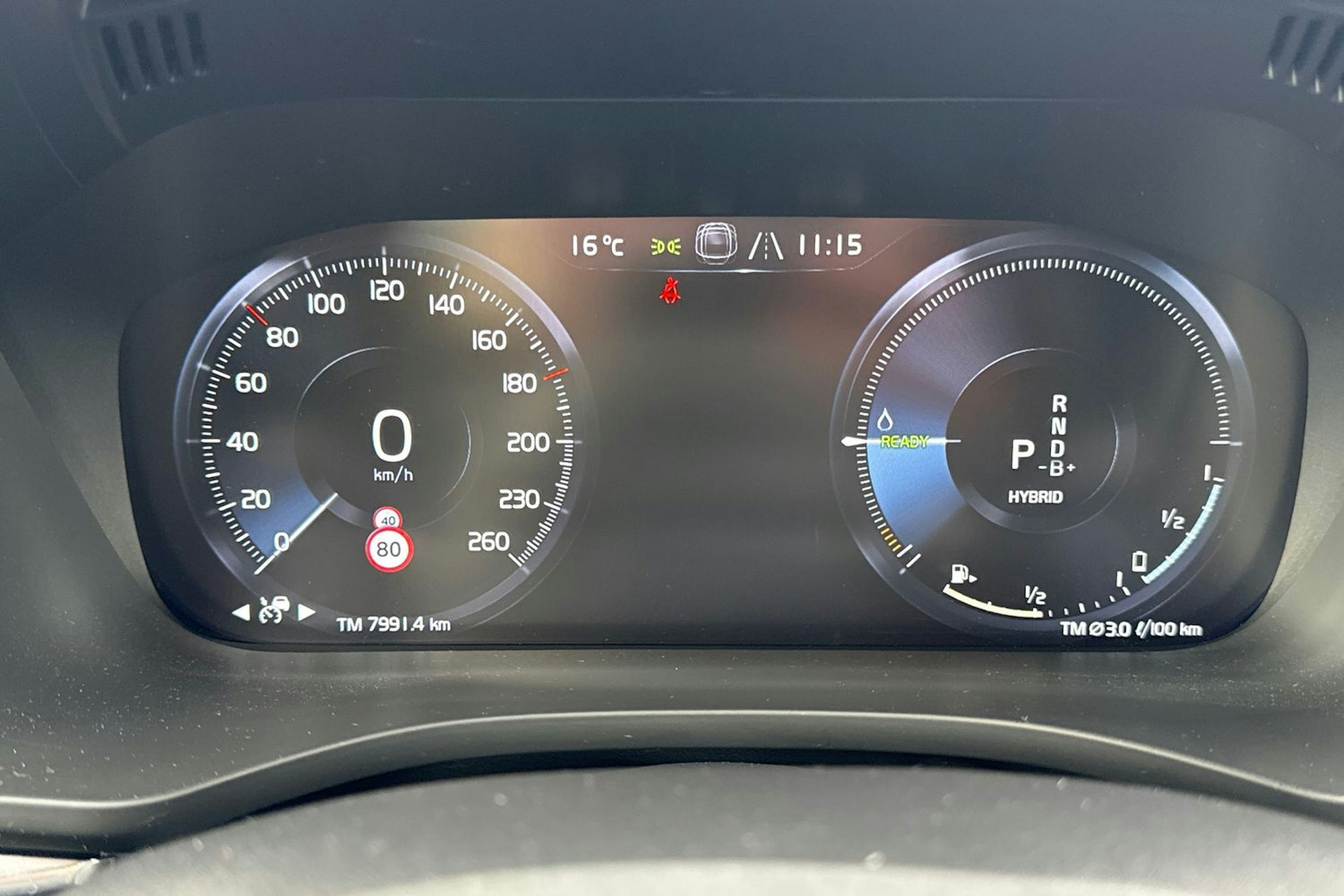 punainen Volvo XC60 2021 kuva 18.